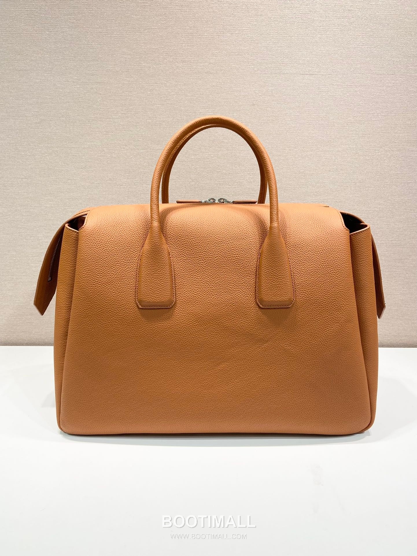 Prada Calfskin Leather Travel Duffle Bag with Dual Handle and Zip Detail 프라다 카프스킨 가죽 더블 핸들 여행 더플백 2VC035 50cm 3