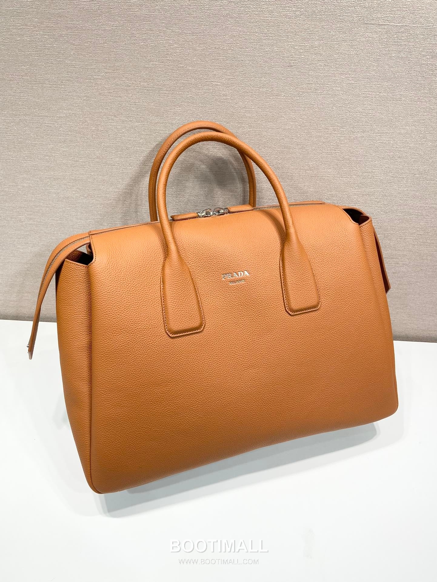 Prada Calfskin Leather Travel Duffle Bag with Dual Handle and Zip Detail 프라다 카프스킨 가죽 더블 핸들 여행 더플백 2VC035 50cm 4