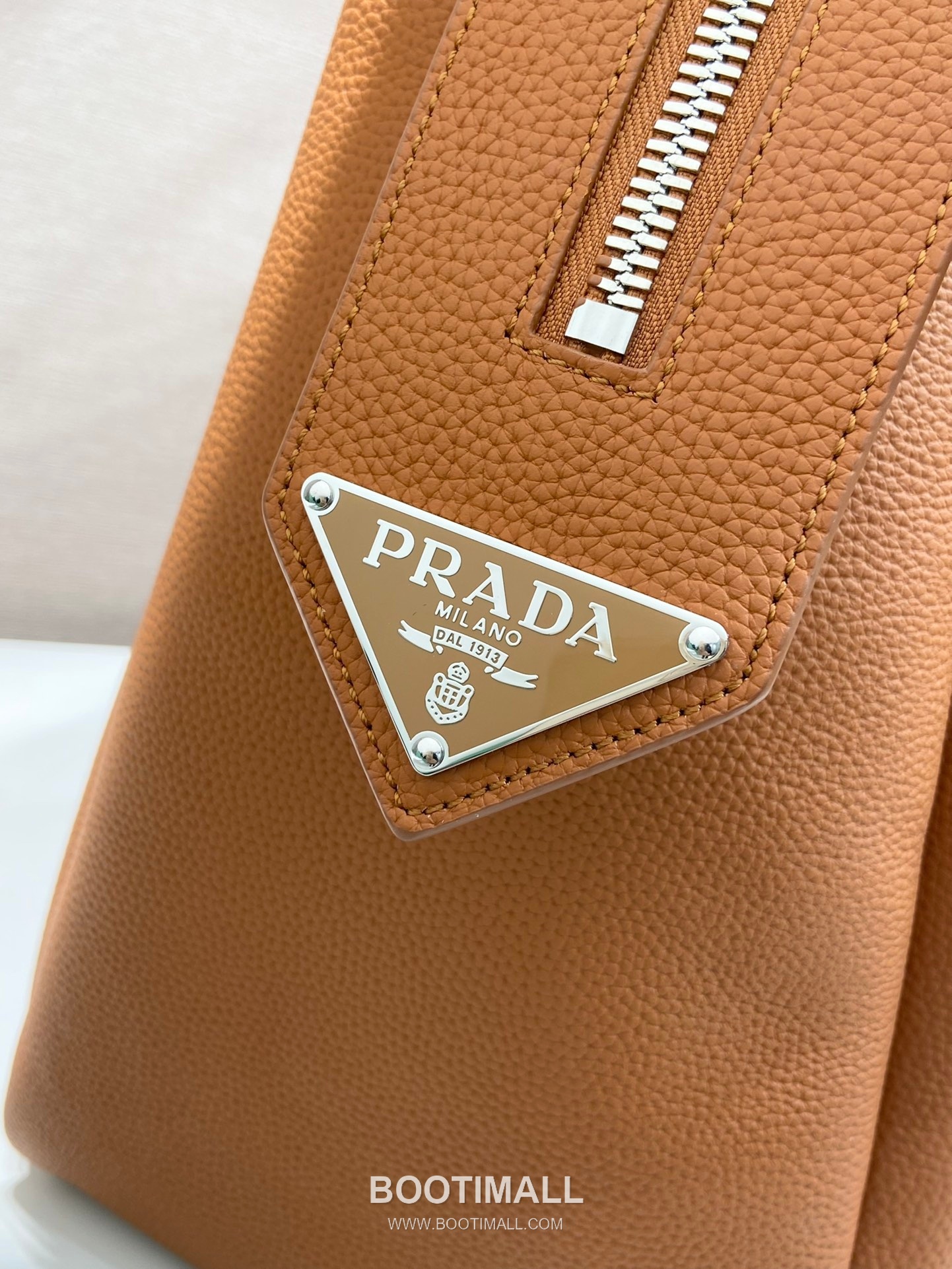 Prada Calfskin Leather Travel Duffle Bag with Dual Handle and Zip Detail 프라다 카프스킨 가죽 더블 핸들 여행 더플백 2VC035 50cm 7