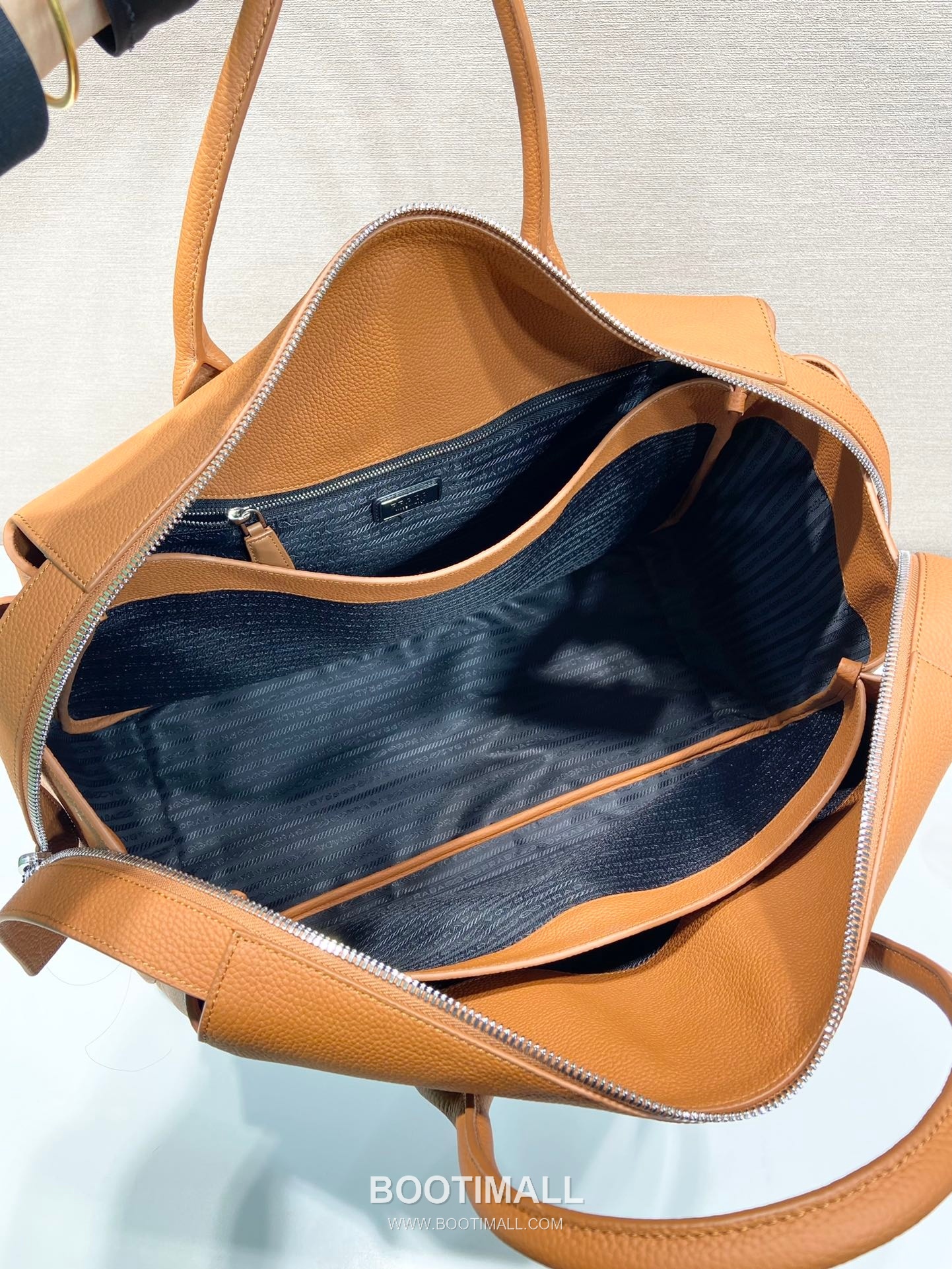 Prada Calfskin Leather Travel Duffle Bag with Dual Handle and Zip Detail 프라다 카프스킨 가죽 더블 핸들 여행 더플백 2VC035 50cm 8