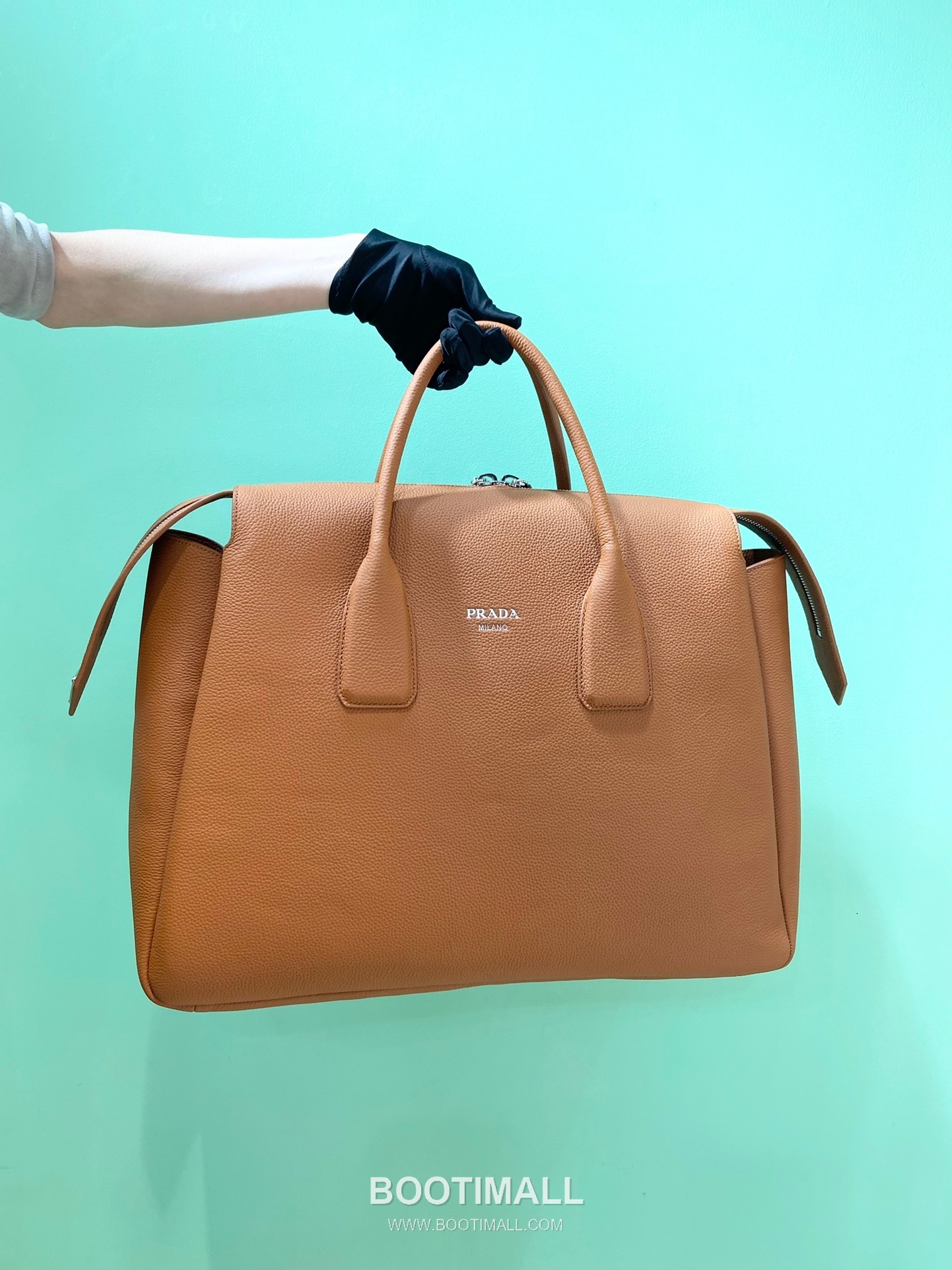 Prada Calfskin Leather Travel Duffle Bag with Dual Handle and Zip Detail 프라다 카프스킨 가죽 더블 핸들 여행 더플백 2VC035 50cm 10