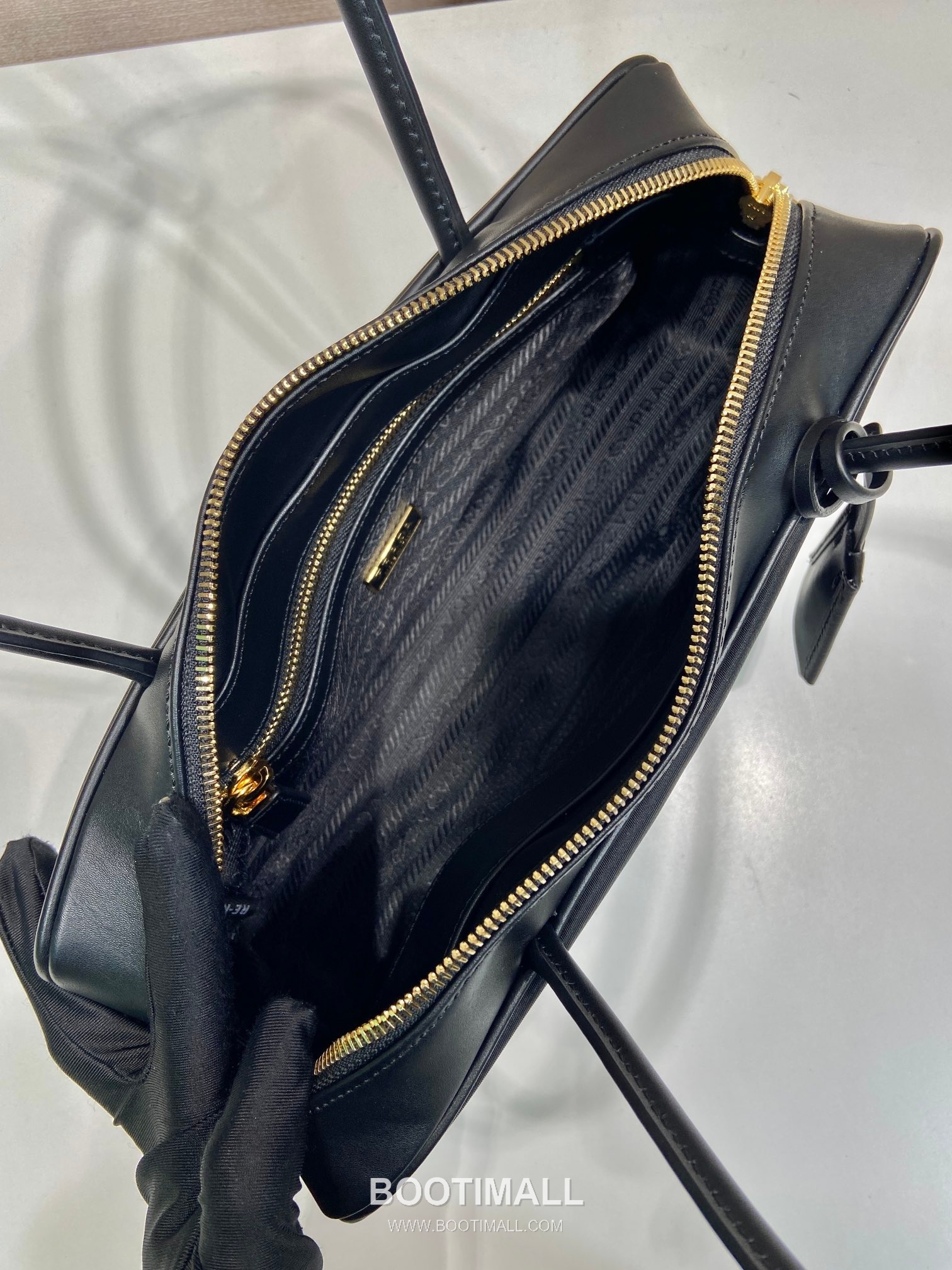 Prada Tessuto Tocker Re-Nylon Calfskin Handbag with Lock Detail 프라다 테수토 토커 리나일론 카프스킨 락 디테일 핸드백 1BB133 28cm 8