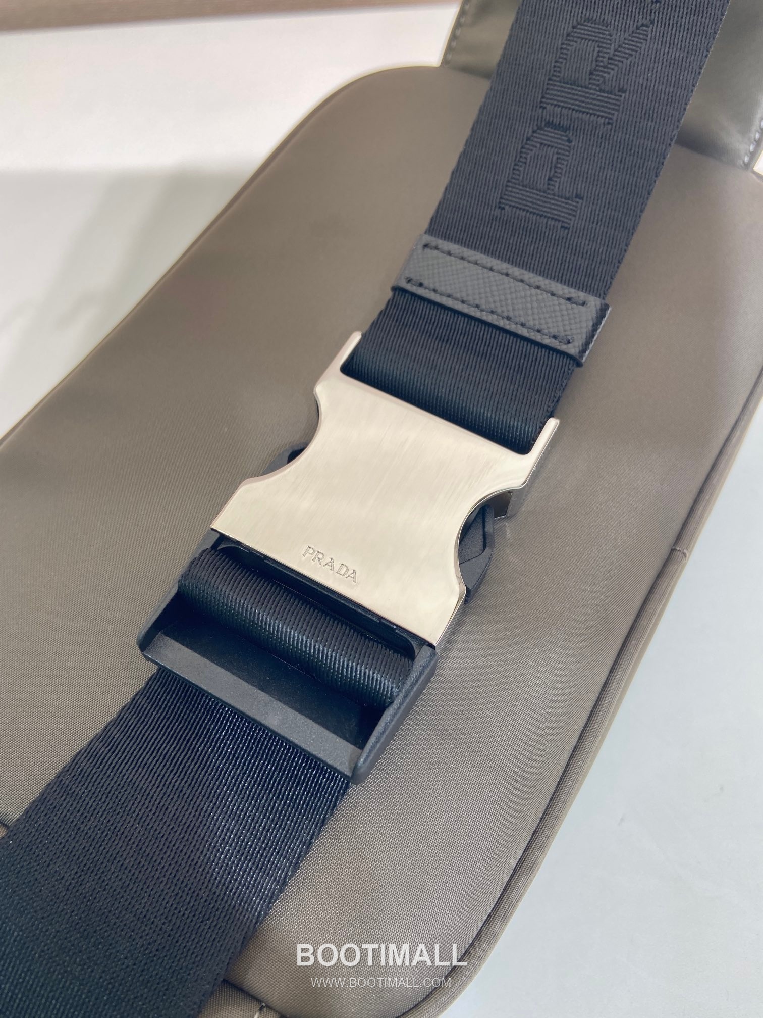 Prada Nylon Belt Bag with Triangle Logo and Adjustable Strap 프라다 나일론 트라이앵글 로고 스트랩 벨트백 2VL977 21cm 6