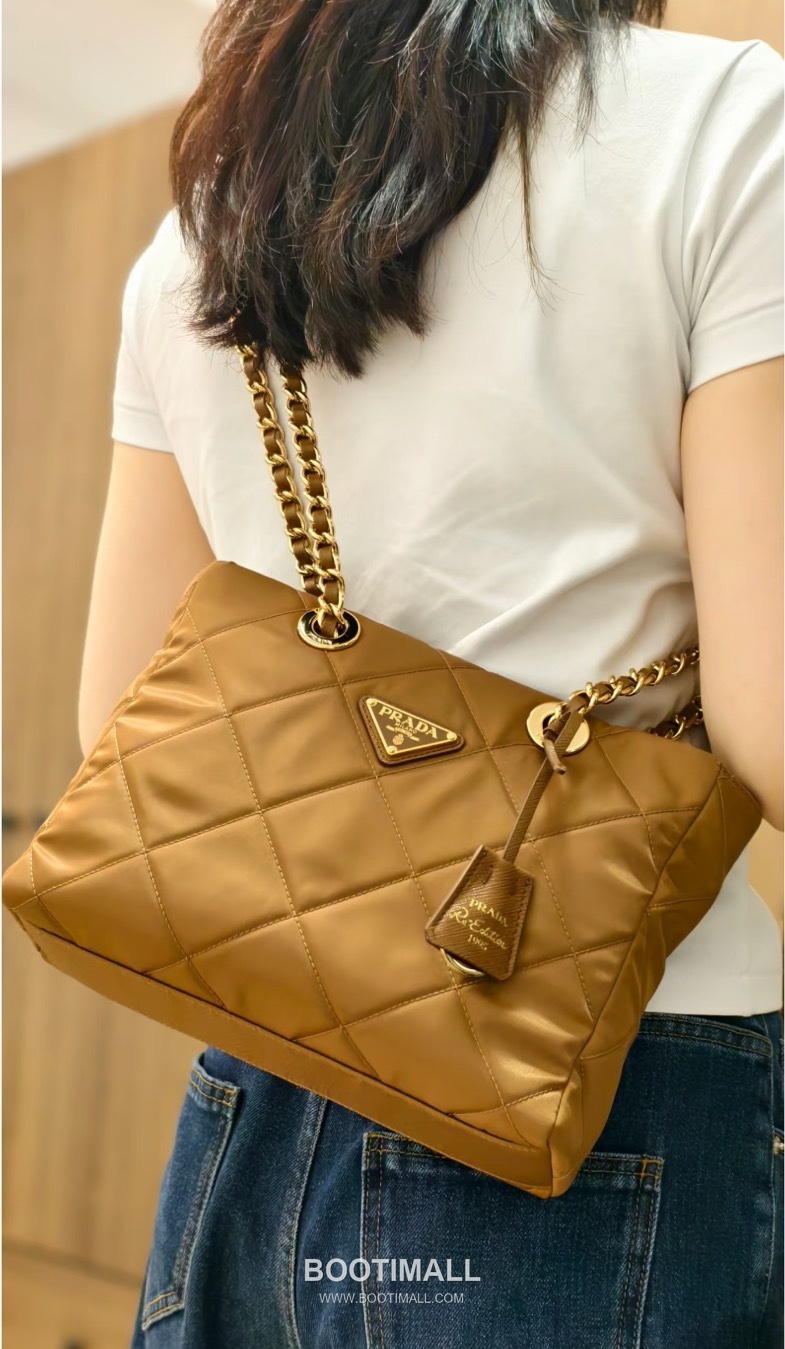 Prada Re-Nylon Quilted Hobo Bag with Chain Strap and Zip Detail 프라다 리나일론 퀼팅 체인 스트랩 호보백 1BG468 25cm 1