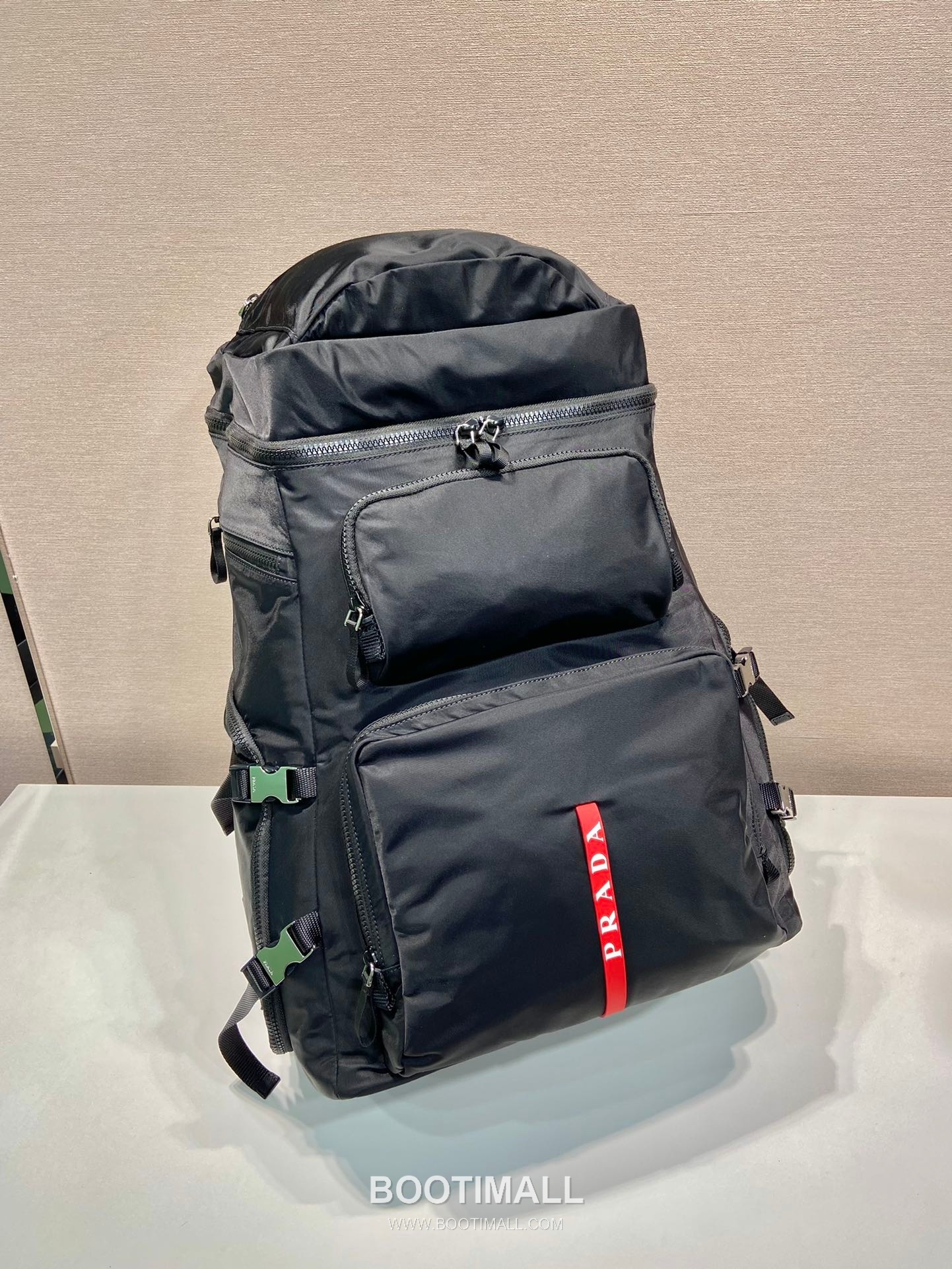 Prada Linea Rossa Nylon Backpack with Multi Pocket and Ski Boot Compartment 프라다 리네아로사 나일론 멀티포켓 스키부츠 백팩 2VZ086 38cm 3