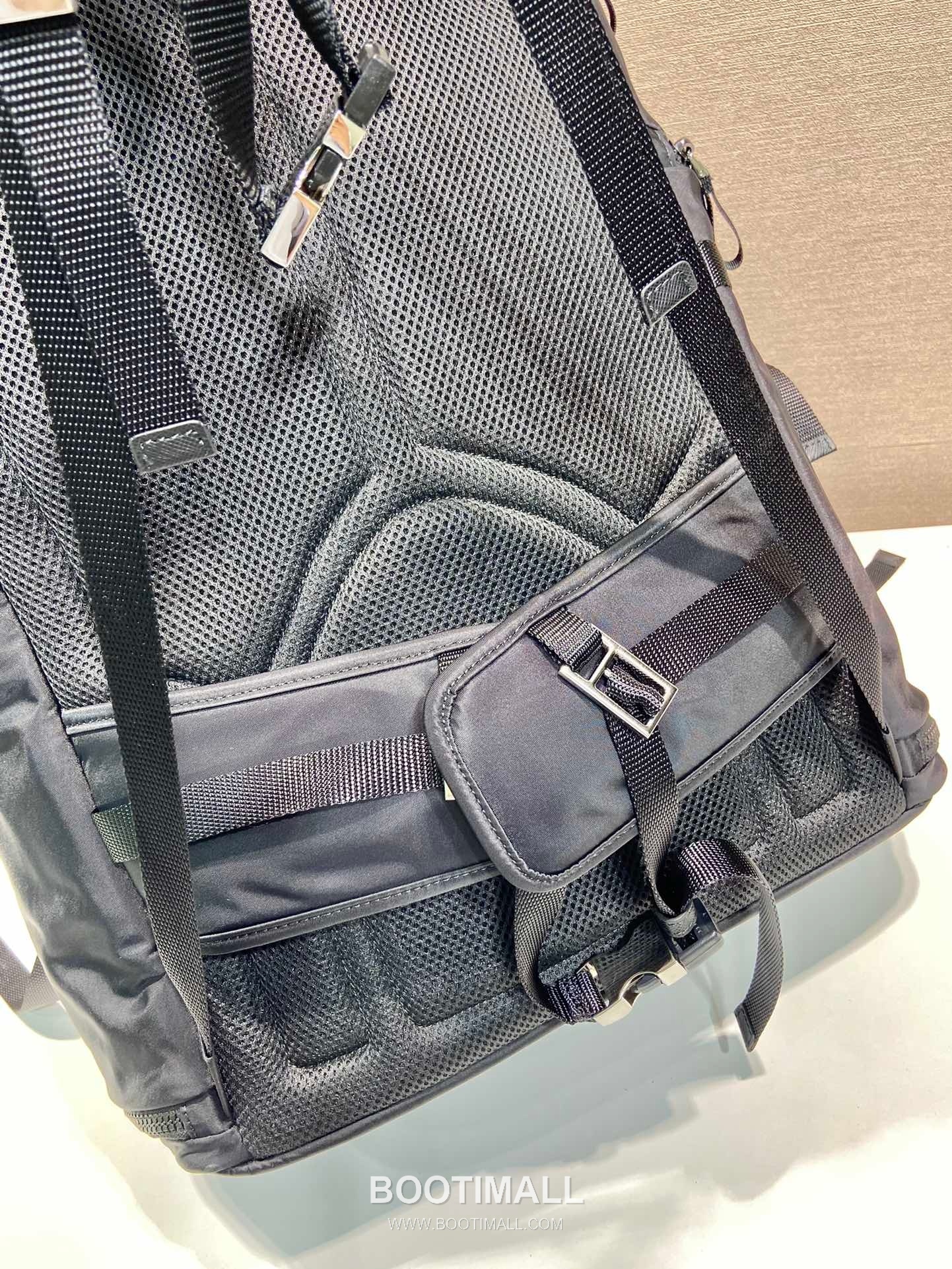 Prada Linea Rossa Nylon Backpack with Multi Pocket and Ski Boot Compartment 프라다 리네아로사 나일론 멀티포켓 스키부츠 백팩 2VZ086 38cm 7