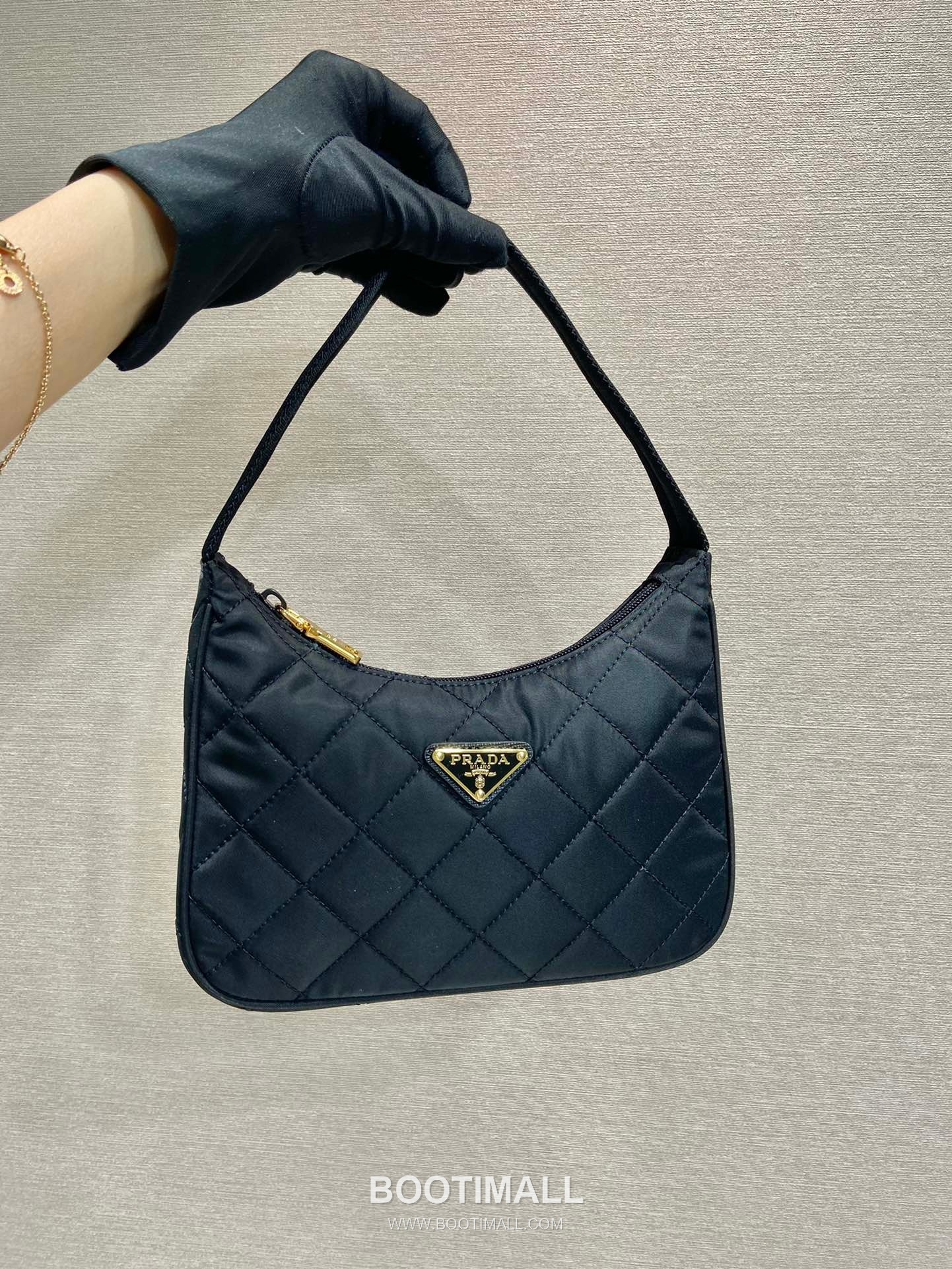 Prada Quilted Nylon Hobo Bag with Triangle Stitch Detail 프라다 퀼팅 나일론 트라이앵글 스티치 호보백 1NE515A 23cm 1