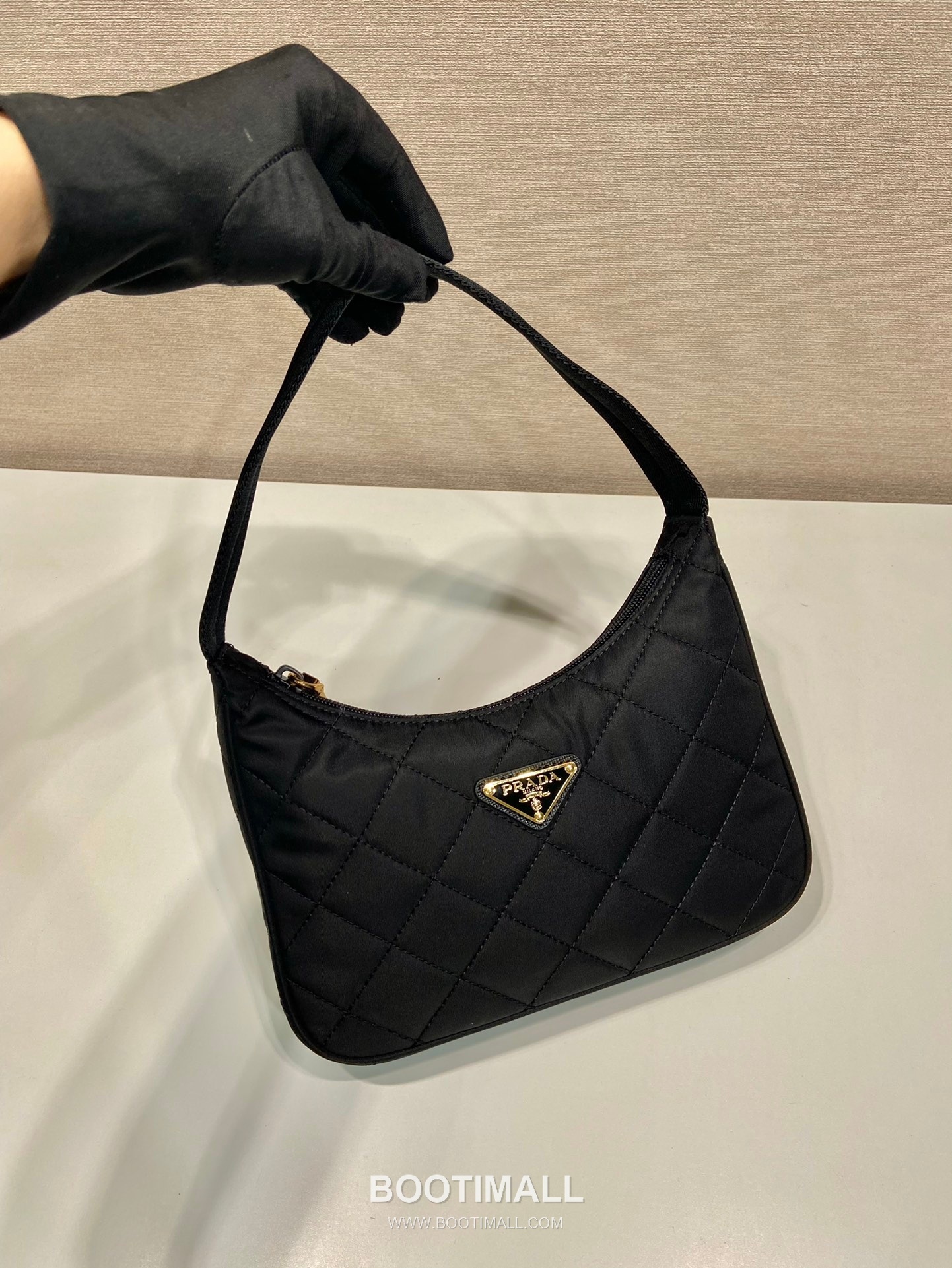 Prada Quilted Nylon Hobo Bag with Triangle Stitch Detail 프라다 퀼팅 나일론 트라이앵글 스티치 호보백 1NE515A 23cm 3