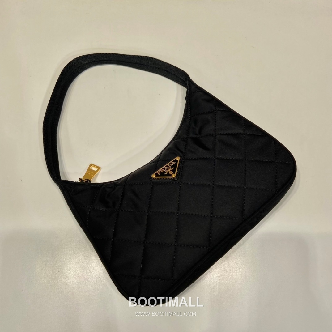 Prada Quilted Nylon Hobo Bag with Triangle Stitch Detail 프라다 퀼팅 나일론 트라이앵글 스티치 호보백 1NE515A 23cm 4