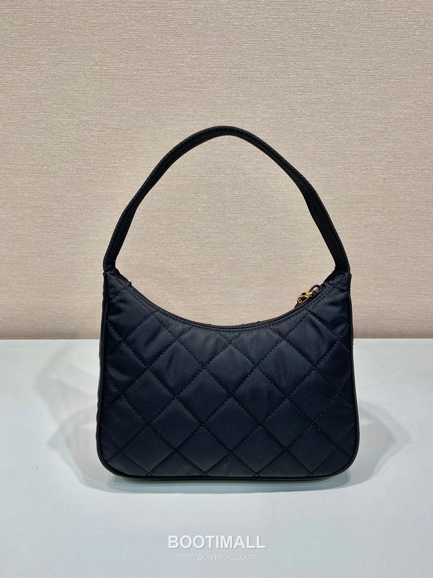 Prada Quilted Nylon Hobo Bag with Triangle Stitch Detail 프라다 퀼팅 나일론 트라이앵글 스티치 호보백 1NE515A 23cm 5