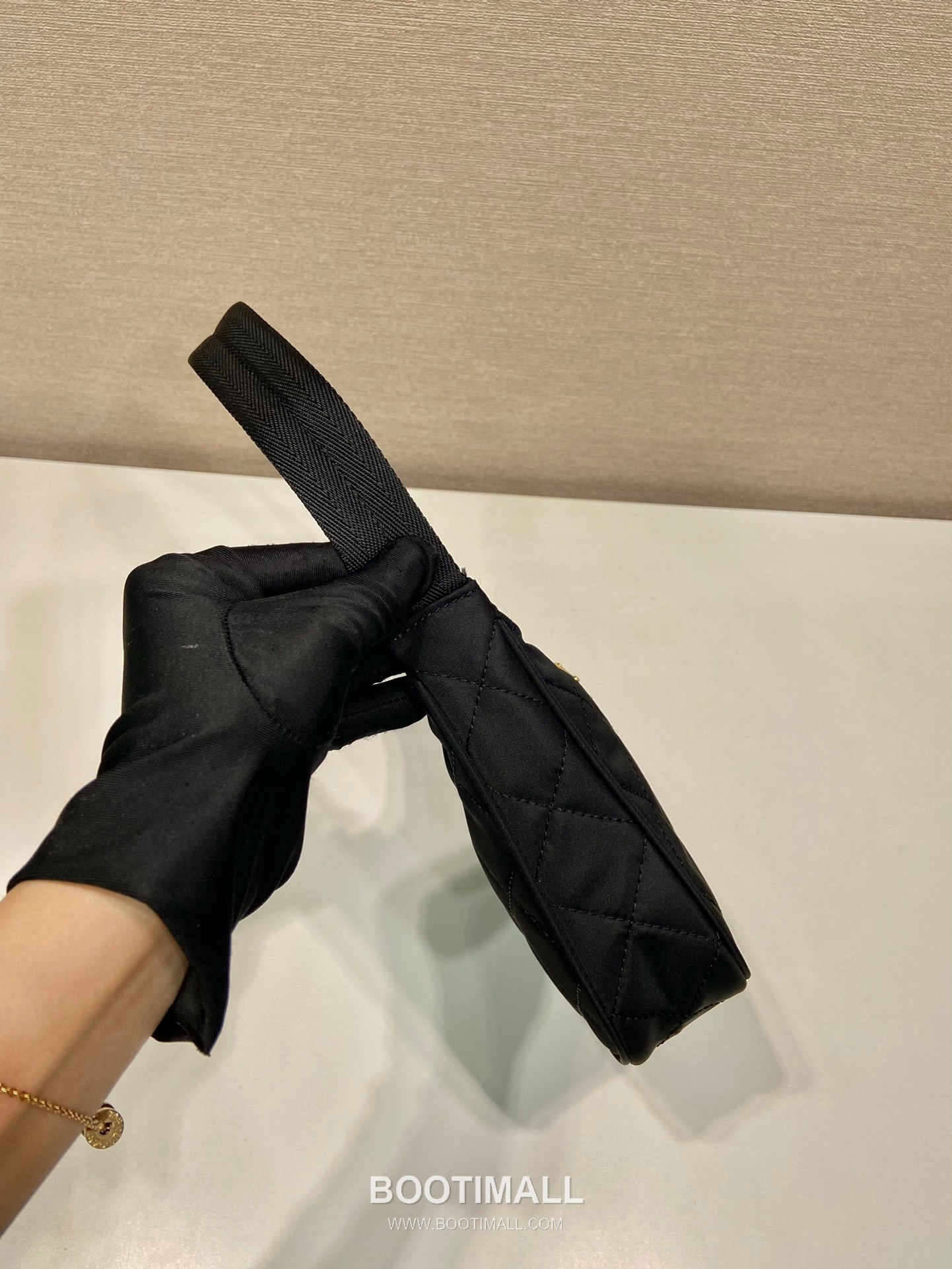 Prada Quilted Nylon Hobo Bag with Triangle Stitch Detail 프라다 퀼팅 나일론 트라이앵글 스티치 호보백 1NE515A 23cm 6