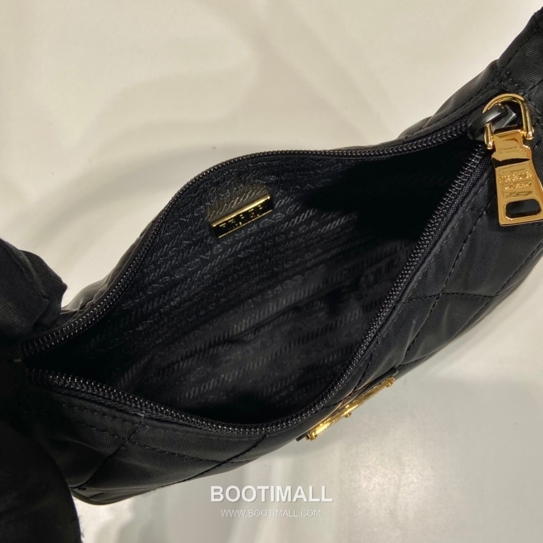 Prada Quilted Nylon Hobo Bag with Triangle Stitch Detail 프라다 퀼팅 나일론 트라이앵글 스티치 호보백 1NE515A 23cm 8