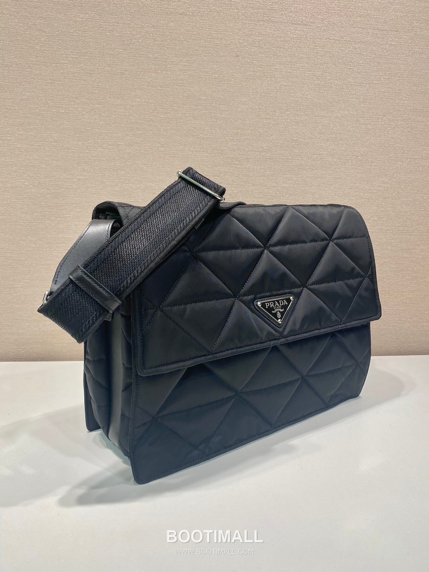 Prada Quilted Nylon Messenger Bag with Web Strap and Back Pocket 프라다 퀼팅 나일론 웹 스트랩 백포켓 메신저백 1BD256 36cm 3