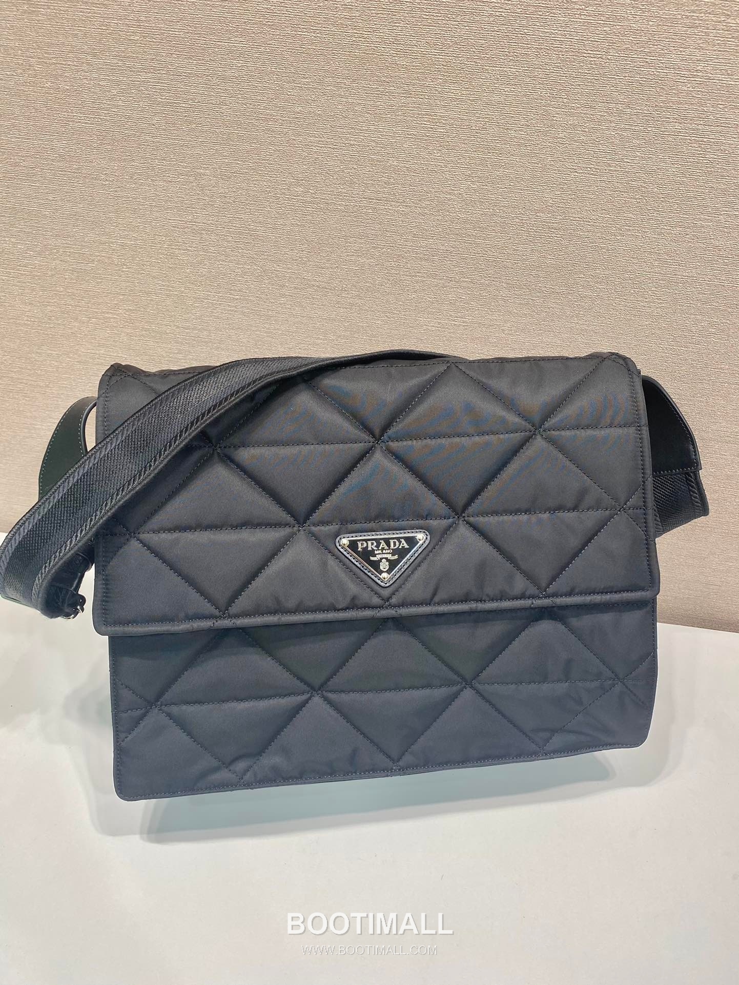 Prada Quilted Nylon Messenger Bag with Web Strap and Back Pocket 프라다 퀼팅 나일론 웹 스트랩 백포켓 메신저백 1BD256 36cm 4