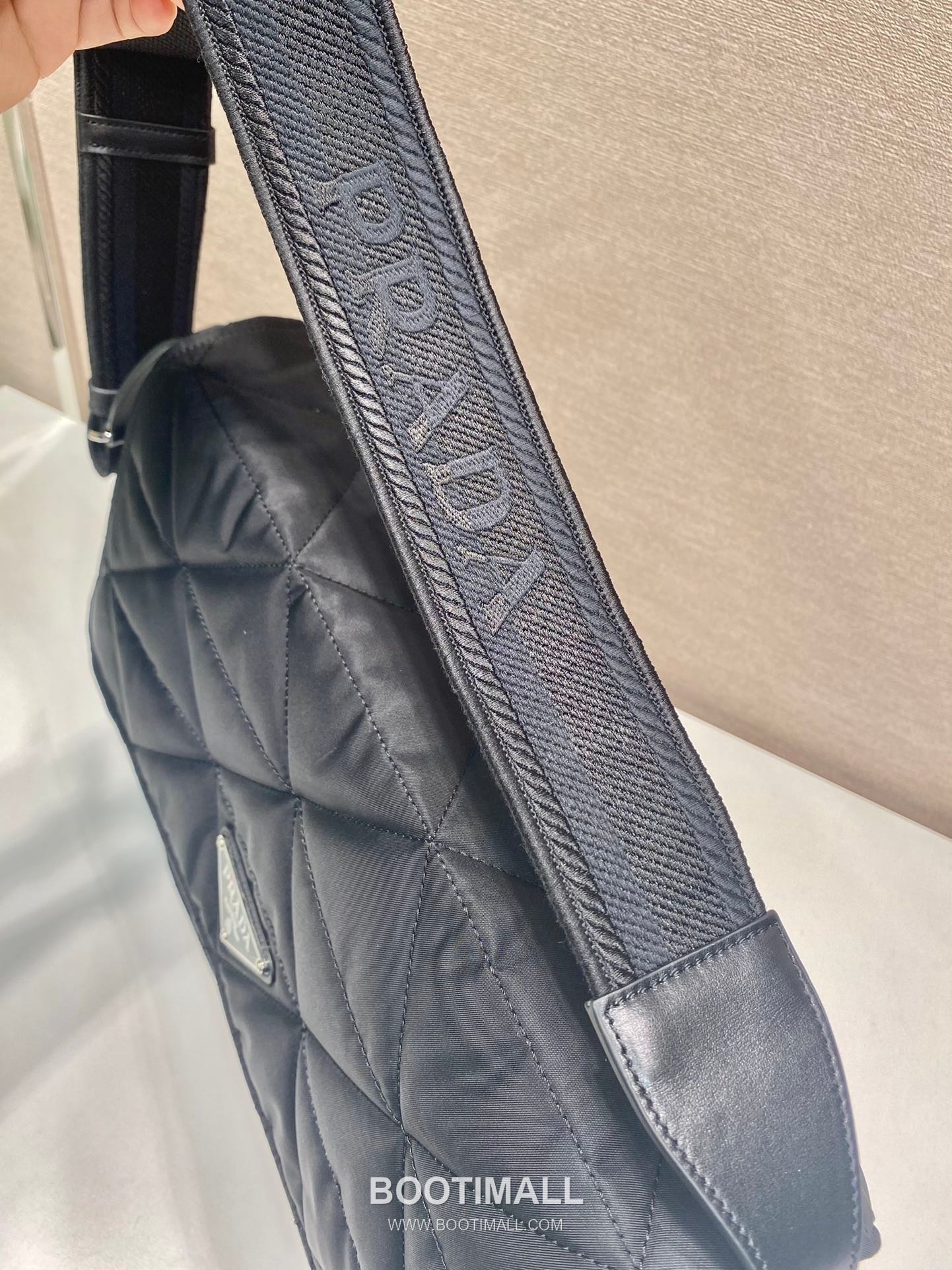 Prada Quilted Nylon Messenger Bag with Web Strap and Back Pocket 프라다 퀼팅 나일론 웹 스트랩 백포켓 메신저백 1BD256 36cm 8