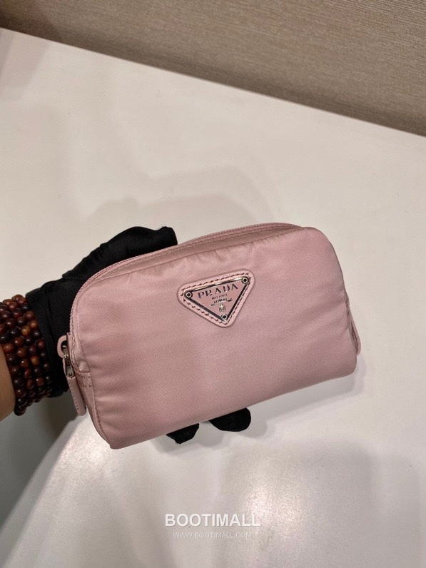 Prada Re-Nylon Clutch Pouch with Zip Closure and Inner Pocket 프라다 리나일론 지퍼 클로저 클러치 파우치 1NA339 12cm 3