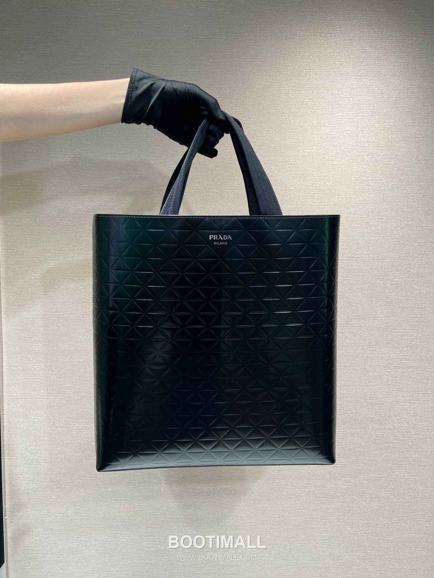 Prada Embossed Leather Vertical Tote Bag with Web Handle and Strap Detail 프라다 엠보스 가죽 버티컬 웹 핸들 토트백 2VG113 36cm 2
