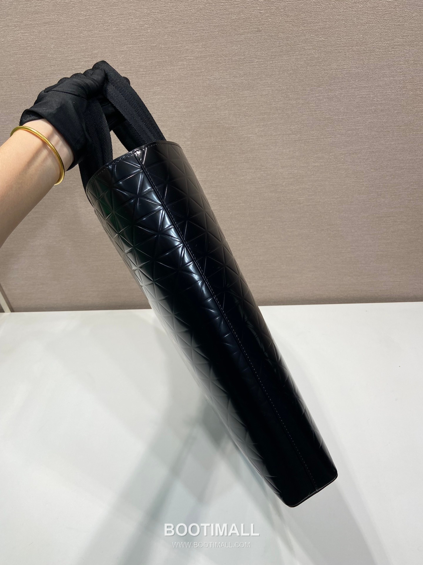 Prada Embossed Leather Vertical Tote Bag with Web Handle and Strap Detail 프라다 엠보스 가죽 버티컬 웹 핸들 토트백 2VG113 36cm 6