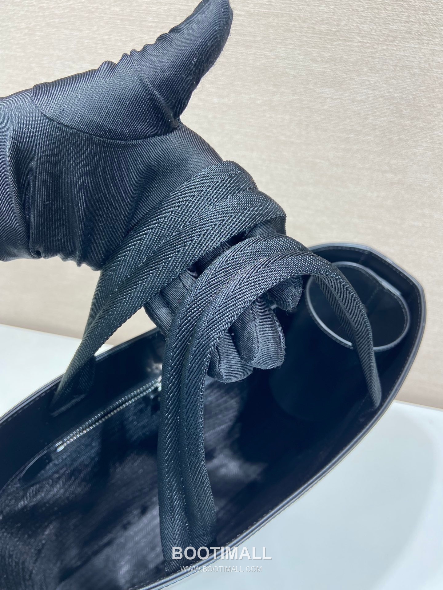 Prada Embossed Leather Vertical Tote Bag with Web Handle and Strap Detail 프라다 엠보스 가죽 버티컬 웹 핸들 토트백 2VG113 36cm 8