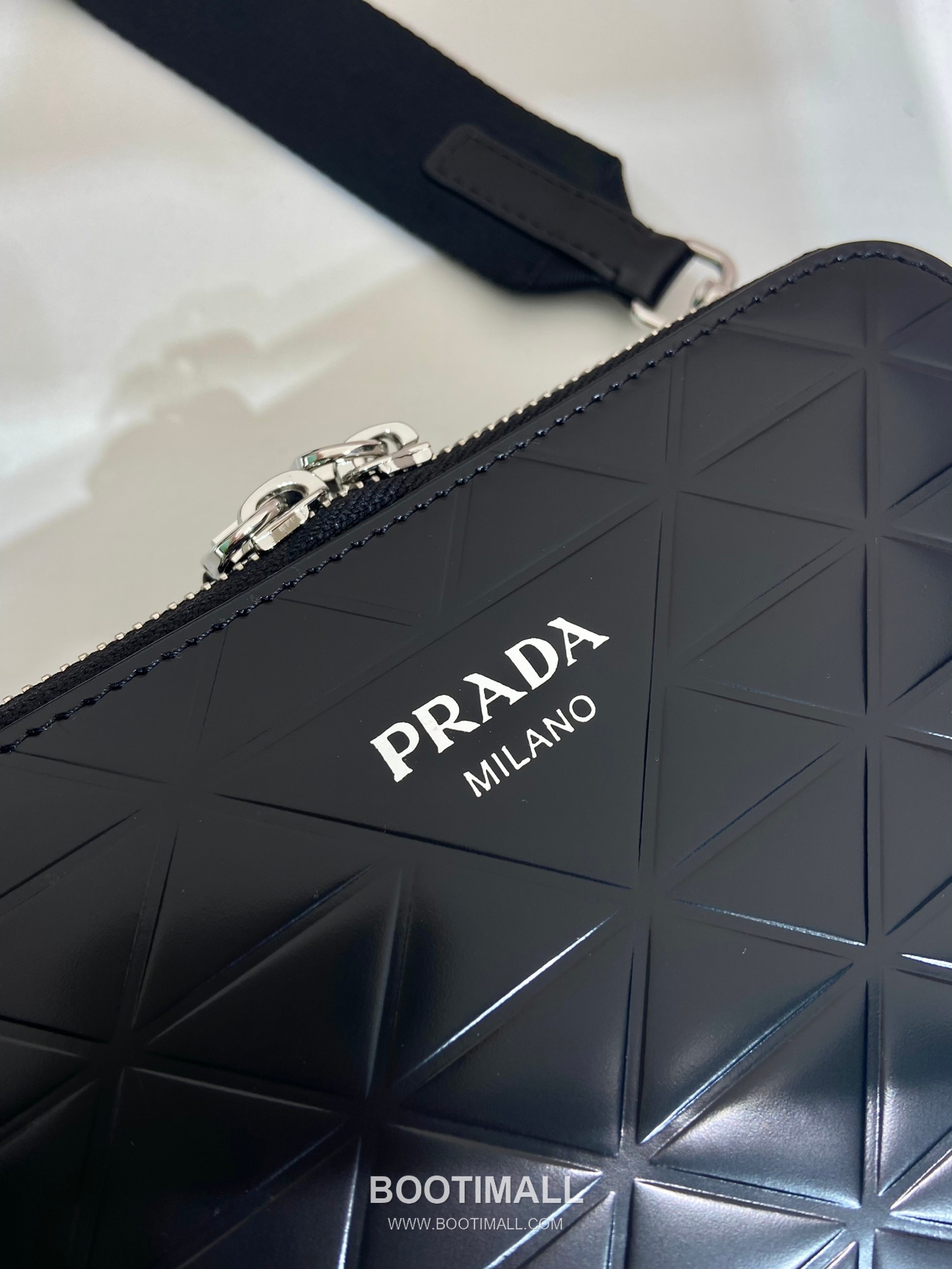 Prada Embossed Leather Vertical Tote Bag with Web Handle and Strap Detail 프라다 엠보스 가죽 버티컬 웹 핸들 토트백 2VG113 36cm 17