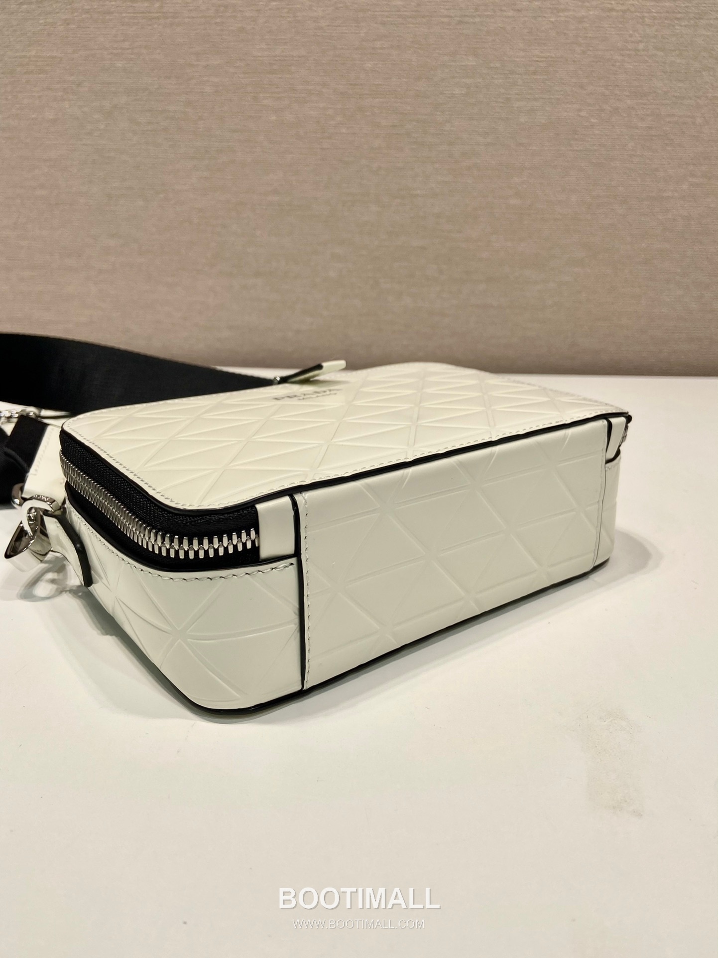 Prada Brique Embossed Leather Camera Bag with Nylon Strap and Mini Pouch 프라다 브리크 엠보스 가죽 나일론 스트랩 카메라백 2VH070 19cm 5