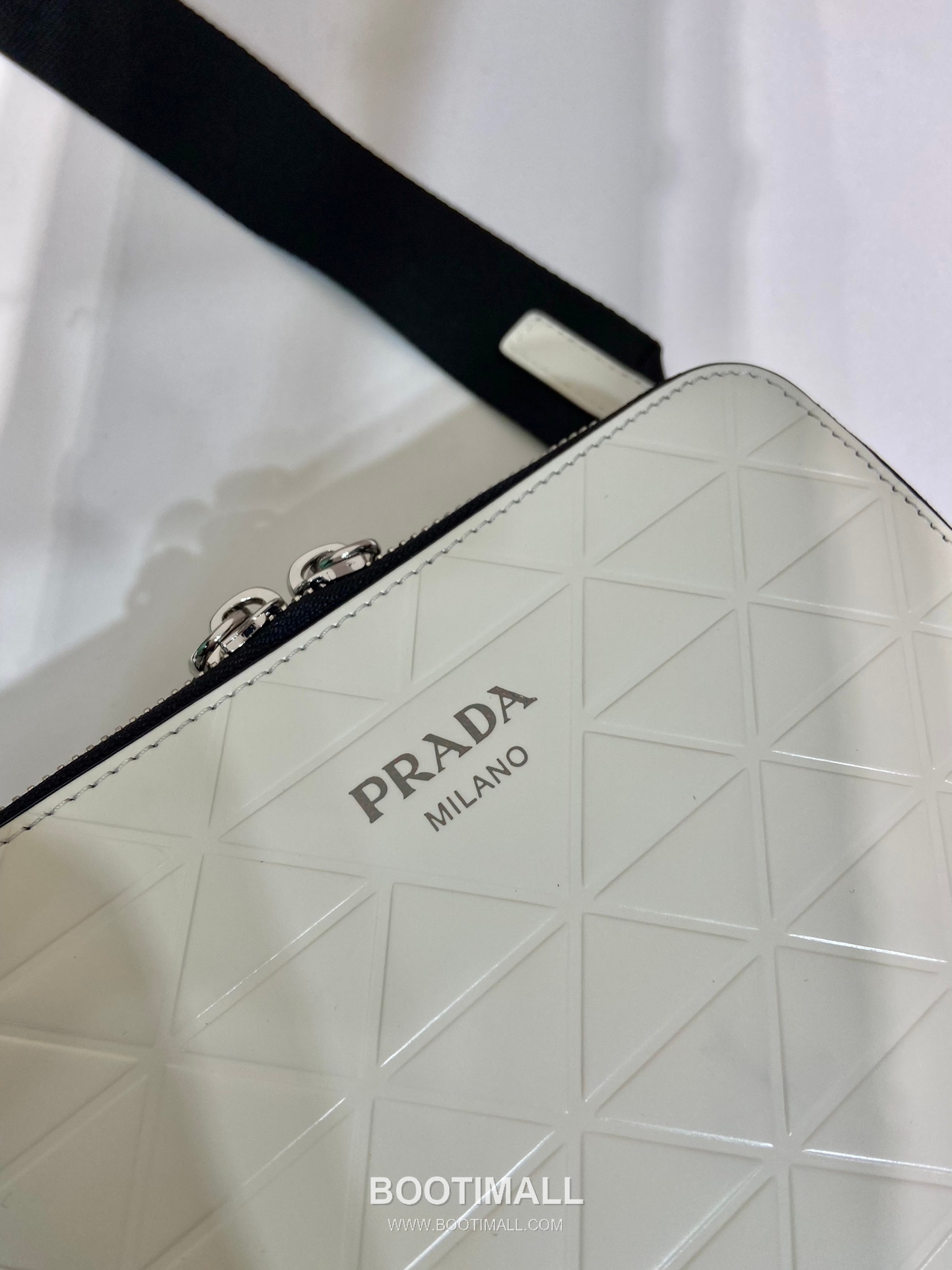 Prada Brique Embossed Leather Camera Bag with Nylon Strap and Mini Pouch 프라다 브리크 엠보스 가죽 나일론 스트랩 카메라백 2VH070 19cm 7