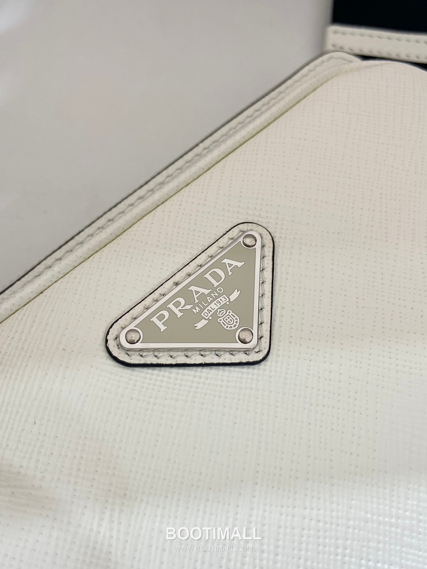 Prada Calfskin Leather Belt Bag with Zip Pocket and Adjustable Strap 프라다 카프스킨 가죽 지퍼 포켓 스트랩 벨트백 2VH156 21cm 7