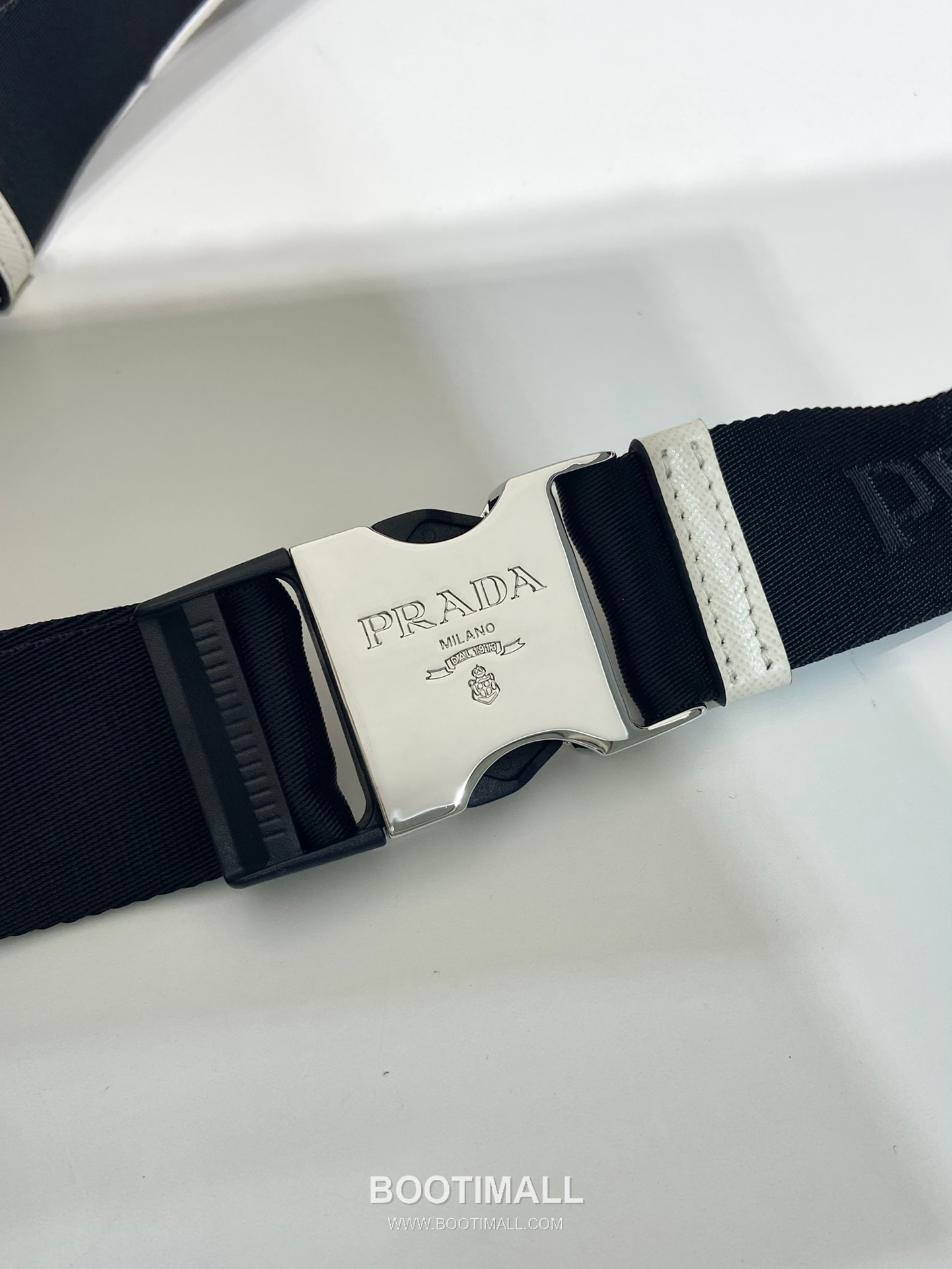 Prada Calfskin Leather Belt Bag with Zip Pocket and Adjustable Strap 프라다 카프스킨 가죽 지퍼 포켓 스트랩 벨트백 2VH156 21cm 9