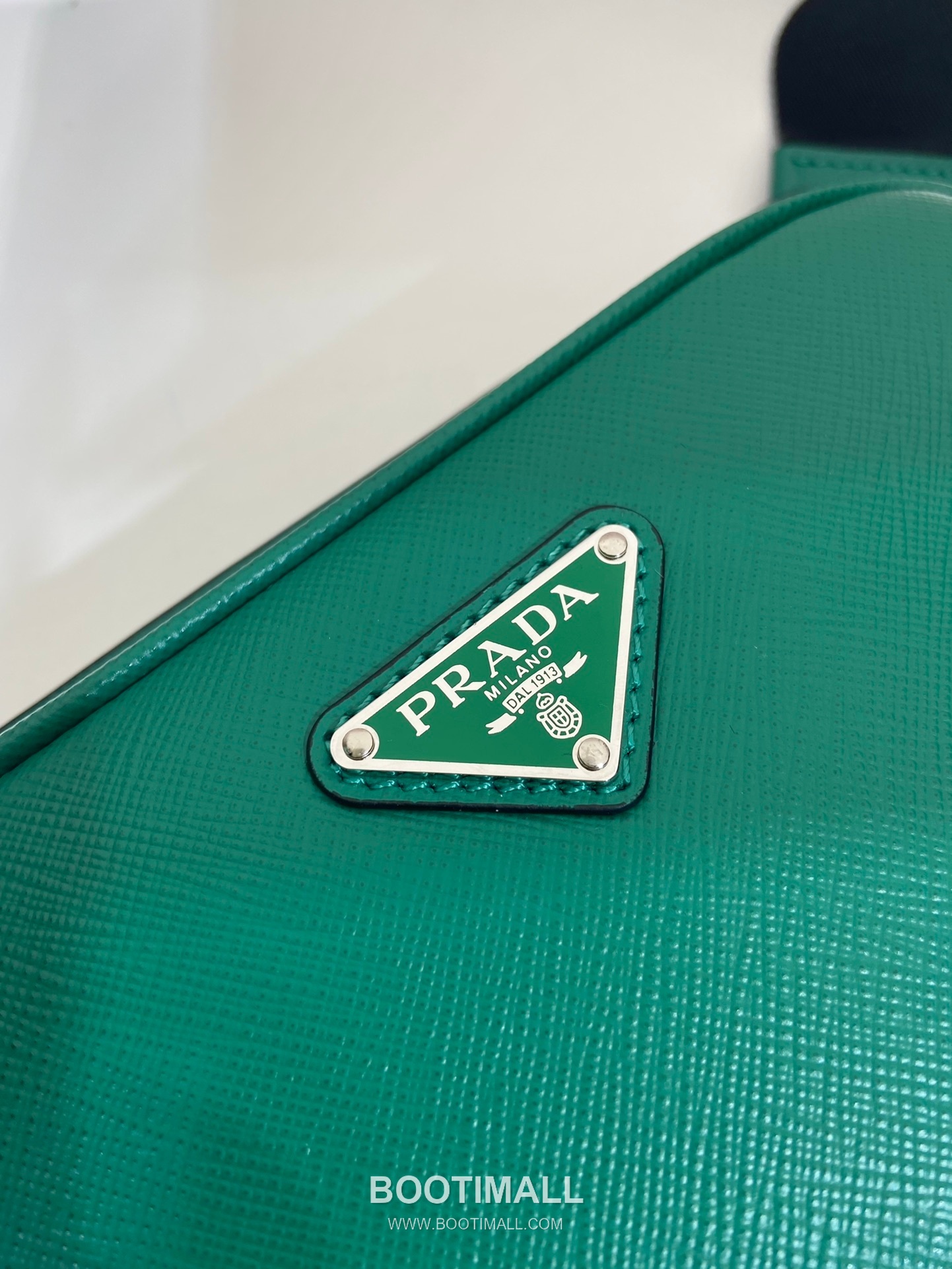 Prada Calfskin Leather Belt Bag with Zip Pocket and Adjustable Strap 프라다 카프스킨 가죽 지퍼 포켓 스트랩 벨트백 2VH156 21cm 7