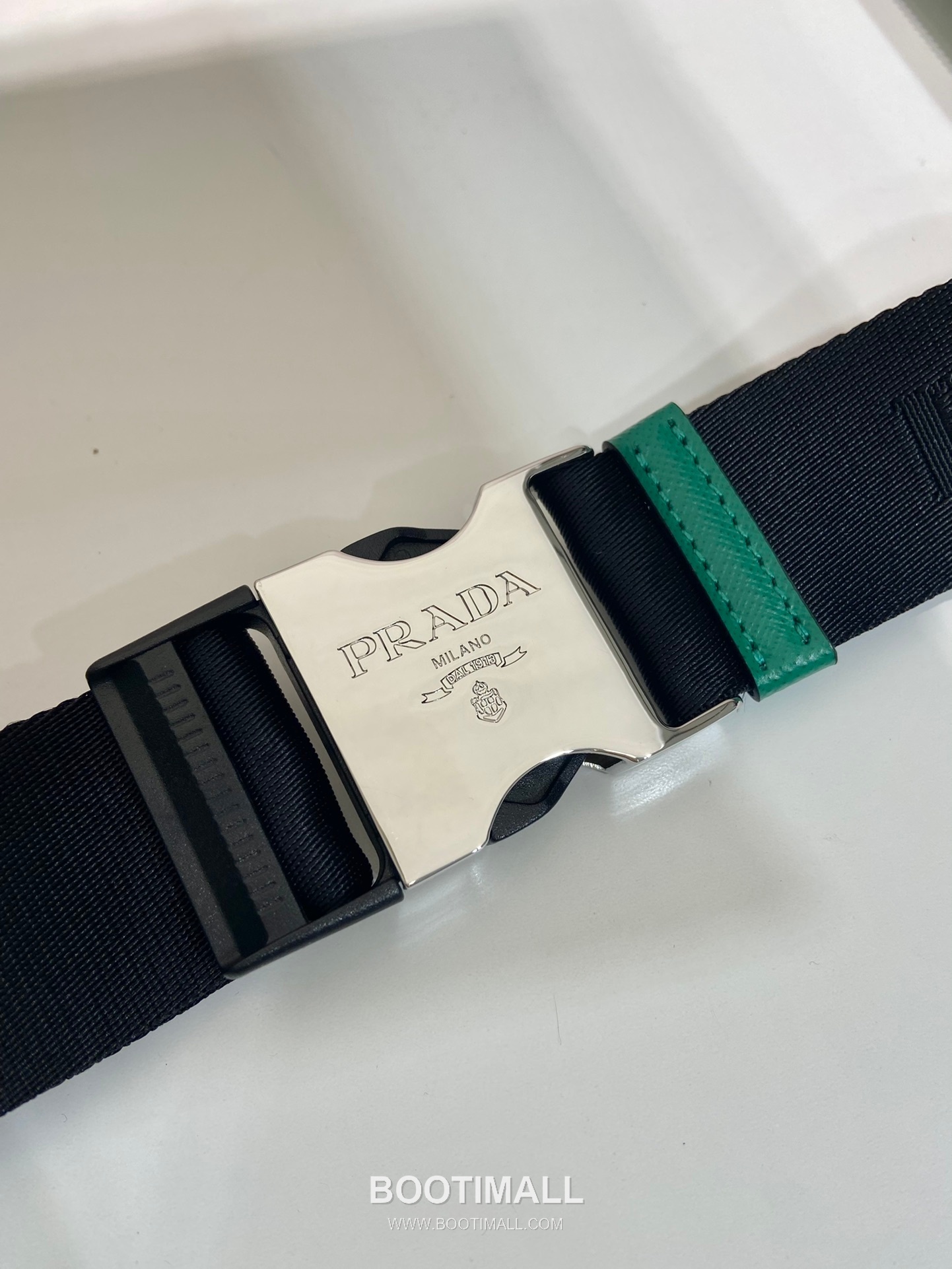 Prada Calfskin Leather Belt Bag with Zip Pocket and Adjustable Strap 프라다 카프스킨 가죽 지퍼 포켓 스트랩 벨트백 2VH156 21cm 9