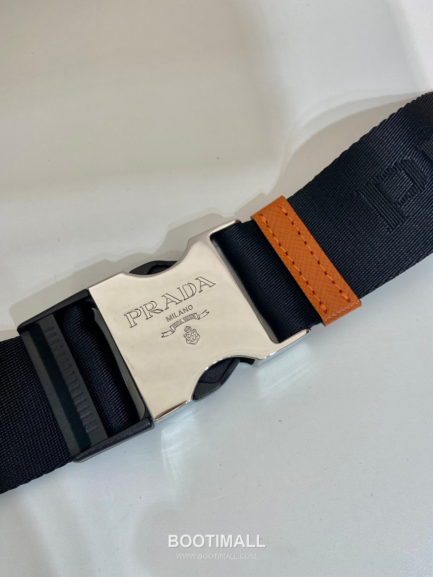 Prada Calfskin Leather Belt Bag with Zip Pocket and Adjustable Strap 프라다 카프스킨 가죽 지퍼 포켓 스트랩 벨트백 2VH156 21cm 7