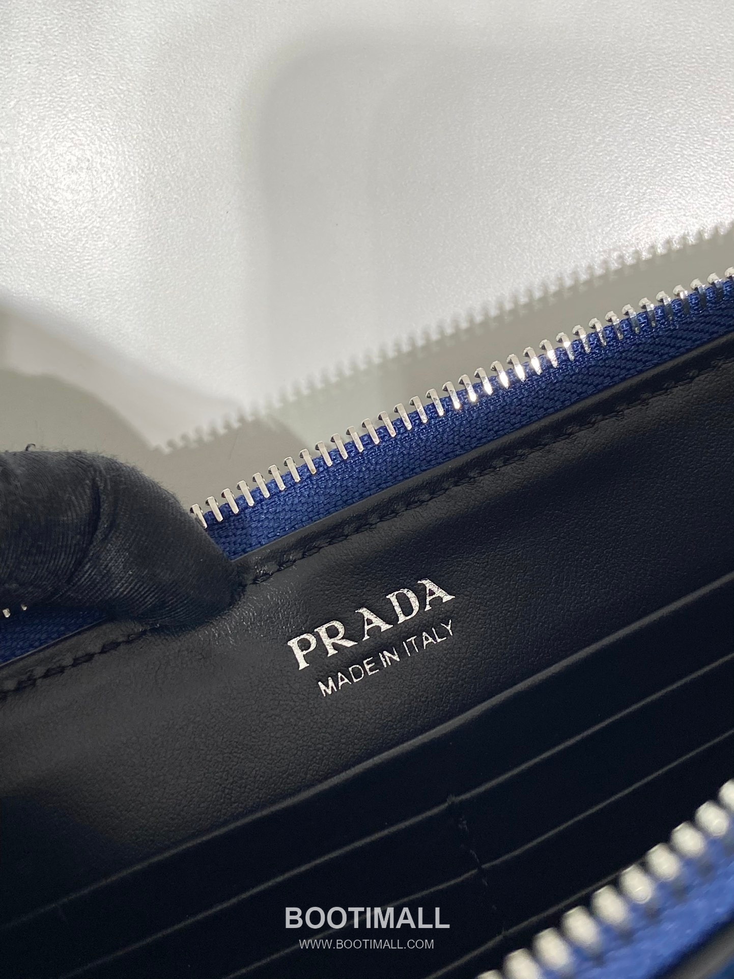 Prada Calfskin Leather Belt Bag with Zip Pocket and Adjustable Strap 프라다 카프스킨 가죽 지퍼 포켓 스트랩 벨트백 2VH156 21cm 9