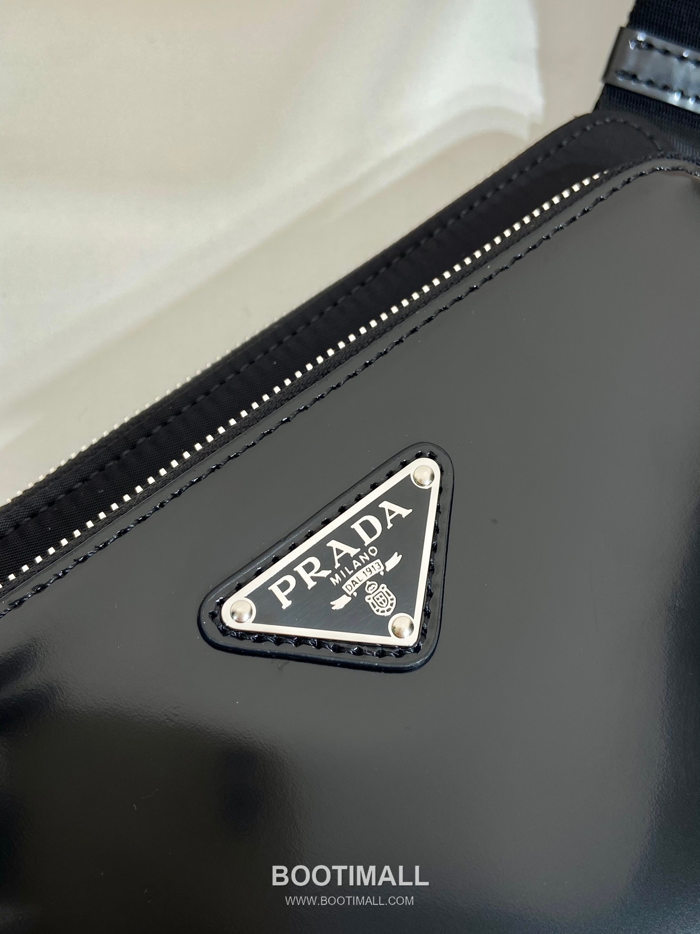 Prada Calfskin Leather Belt Bag with Zip Pocket and Adjustable Strap 프라다 카프스킨 가죽 지퍼 포켓 스트랩 벨트백 2VH156 21cm 9