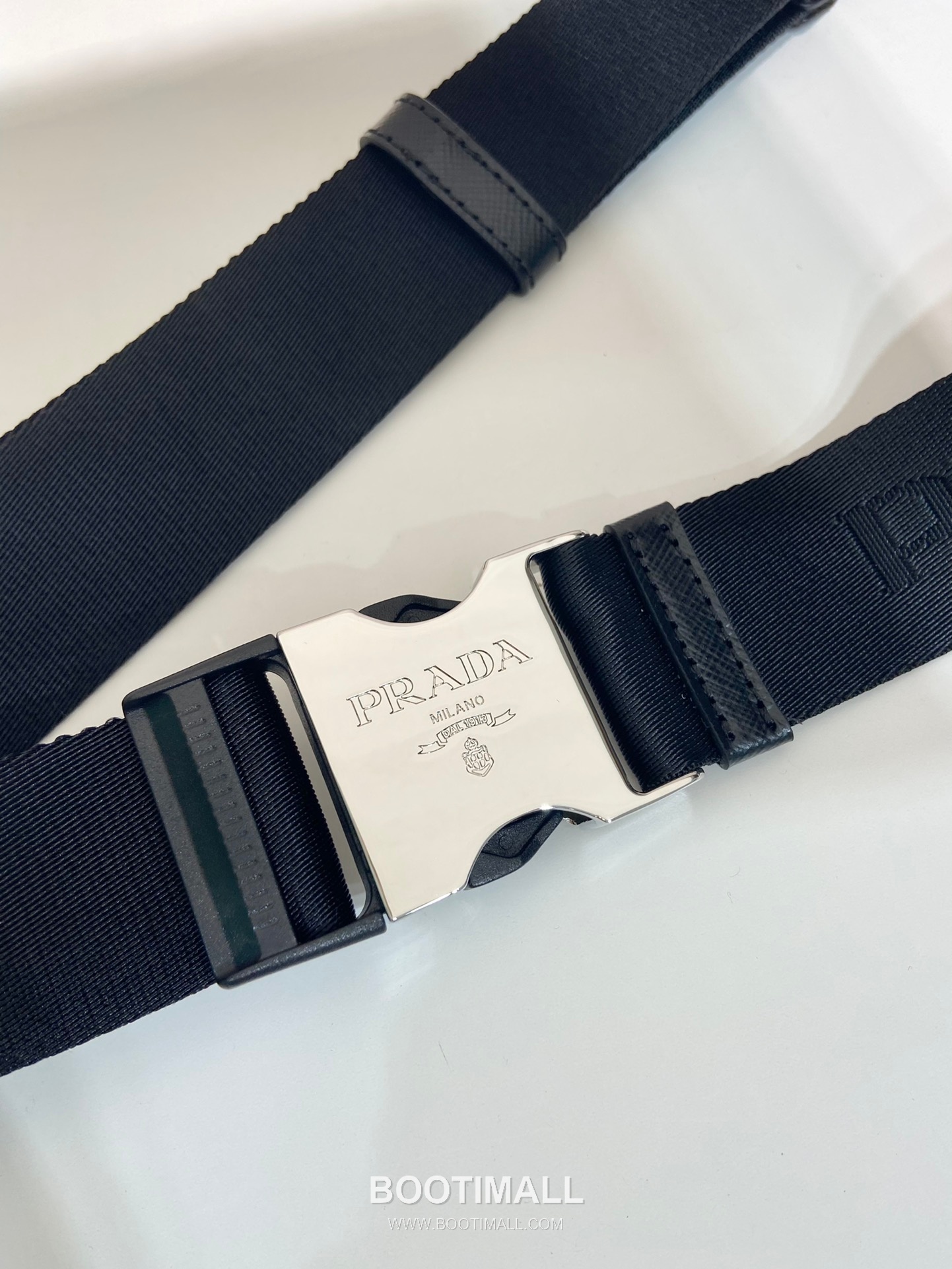 Prada Calfskin Leather Belt Bag with Zip Pocket and Adjustable Strap 프라다 카프스킨 가죽 지퍼 포켓 스트랩 벨트백 2VH156 21cm 9