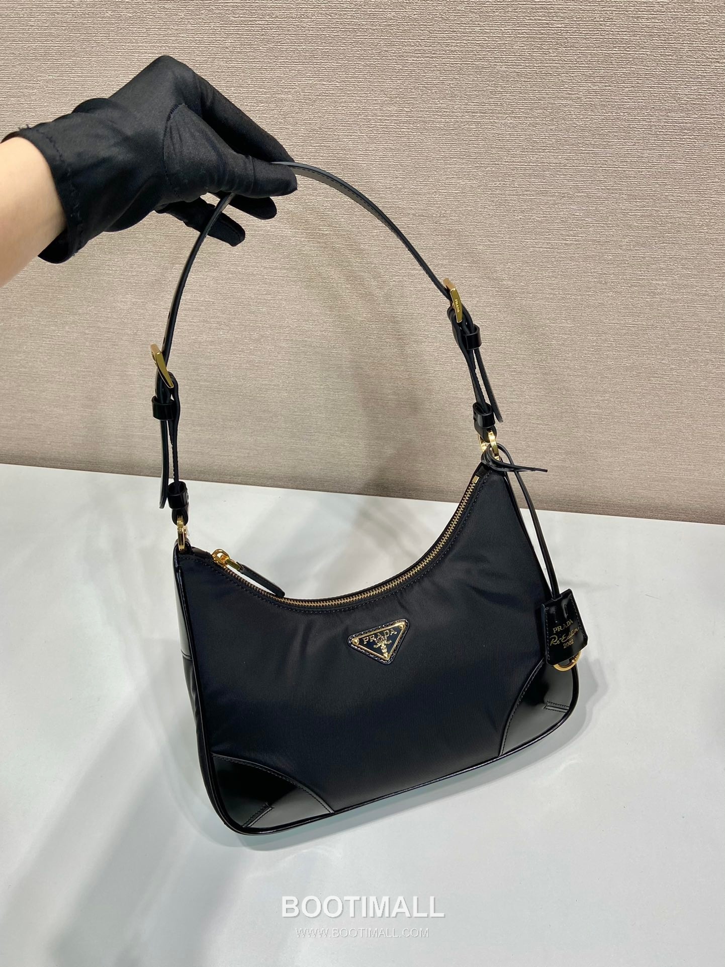 Prada Nylon Patent Leather Hobo Bag with Curved Shape and Metal Detail 프라다 나일론 페이턴트 가죽 커브드 메탈 디테일 호보백 1BC214 27cm 2