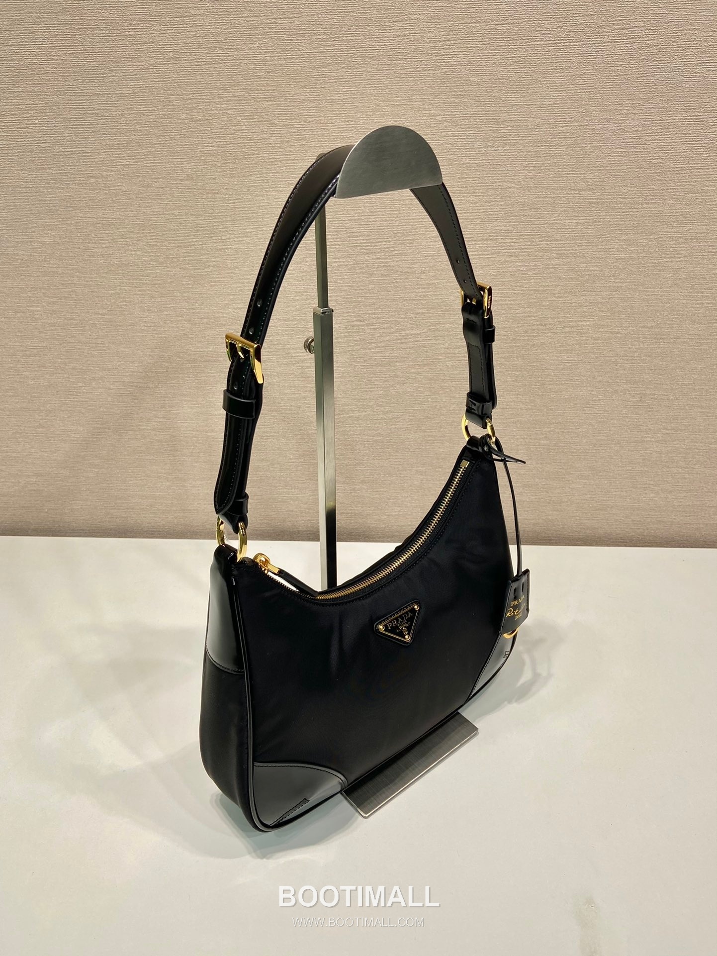 Prada Nylon Patent Leather Hobo Bag with Curved Shape and Metal Detail 프라다 나일론 페이턴트 가죽 커브드 메탈 디테일 호보백 1BC214 27cm 3