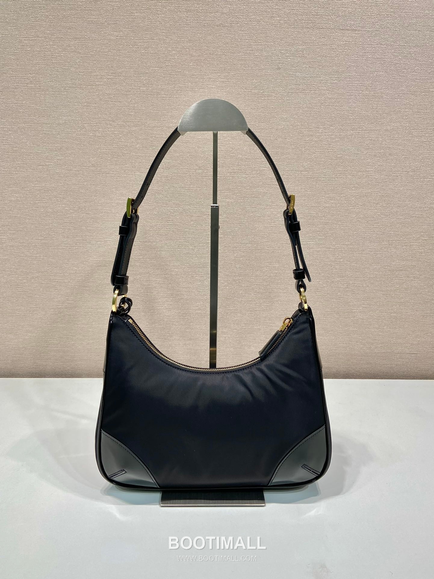 Prada Nylon Patent Leather Hobo Bag with Curved Shape and Metal Detail 프라다 나일론 페이턴트 가죽 커브드 메탈 디테일 호보백 1BC214 27cm 4