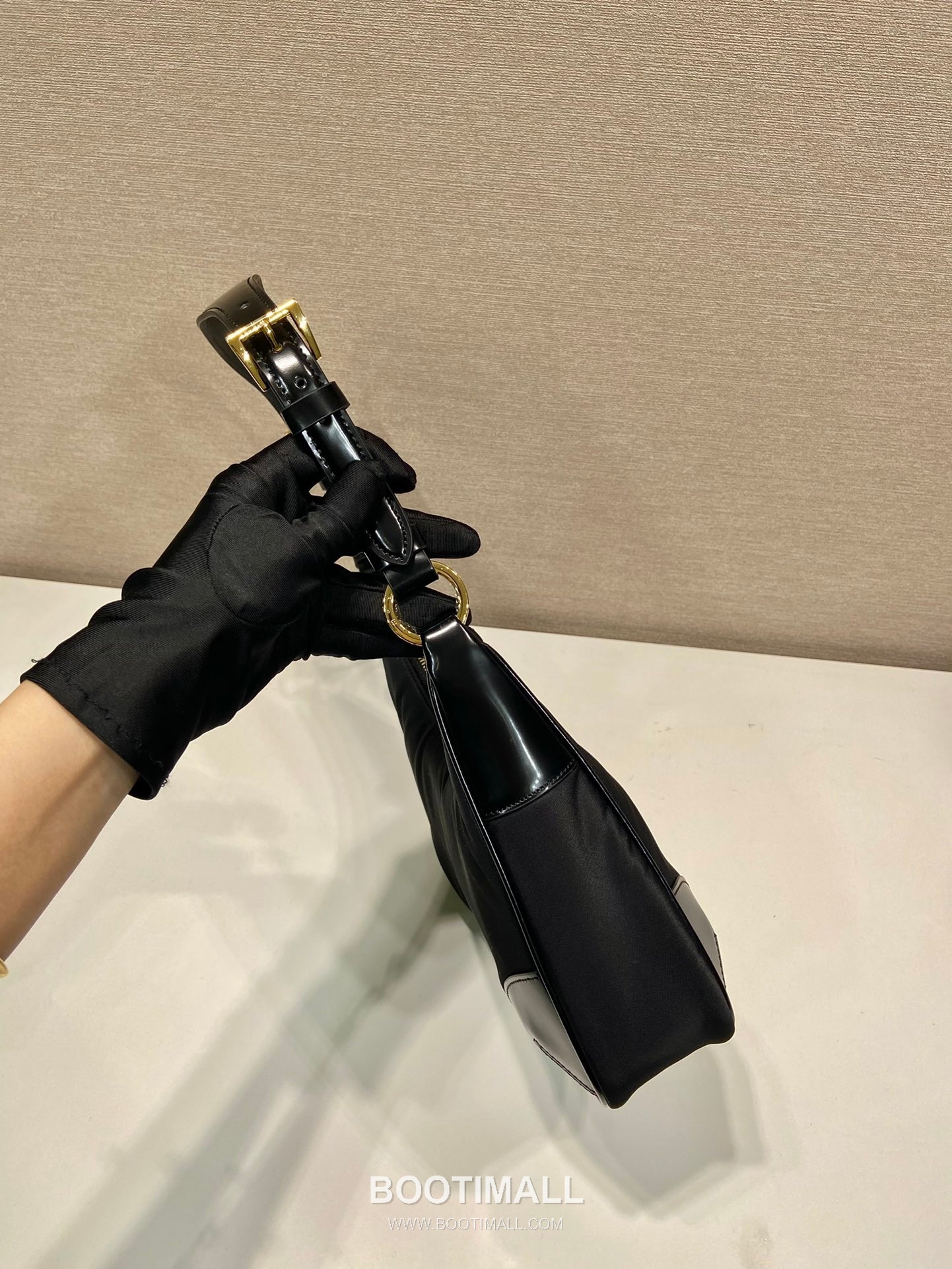 Prada Nylon Patent Leather Hobo Bag with Curved Shape and Metal Detail 프라다 나일론 페이턴트 가죽 커브드 메탈 디테일 호보백 1BC214 27cm 5