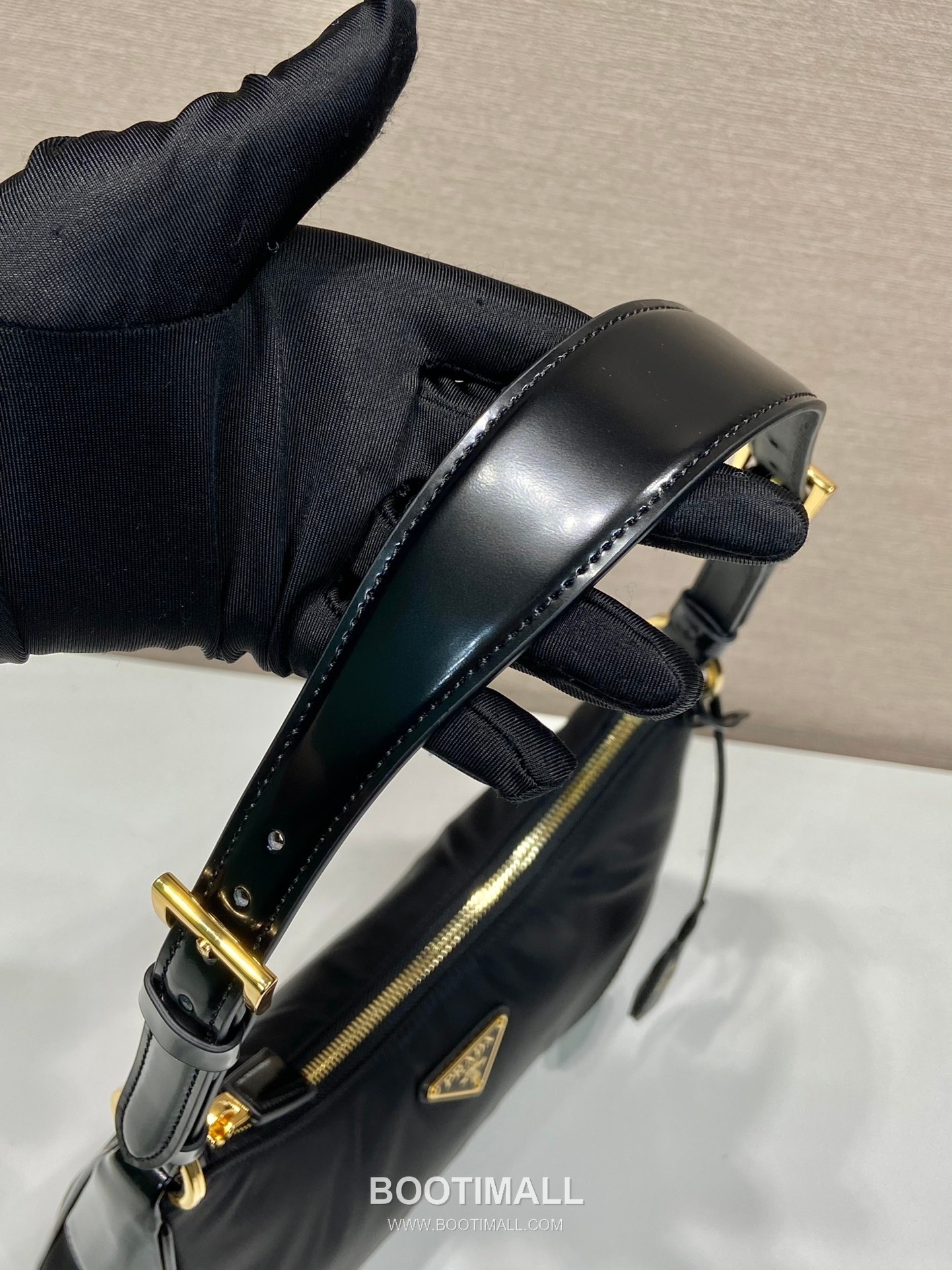 Prada Nylon Patent Leather Hobo Bag with Curved Shape and Metal Detail 프라다 나일론 페이턴트 가죽 커브드 메탈 디테일 호보백 1BC214 27cm 7