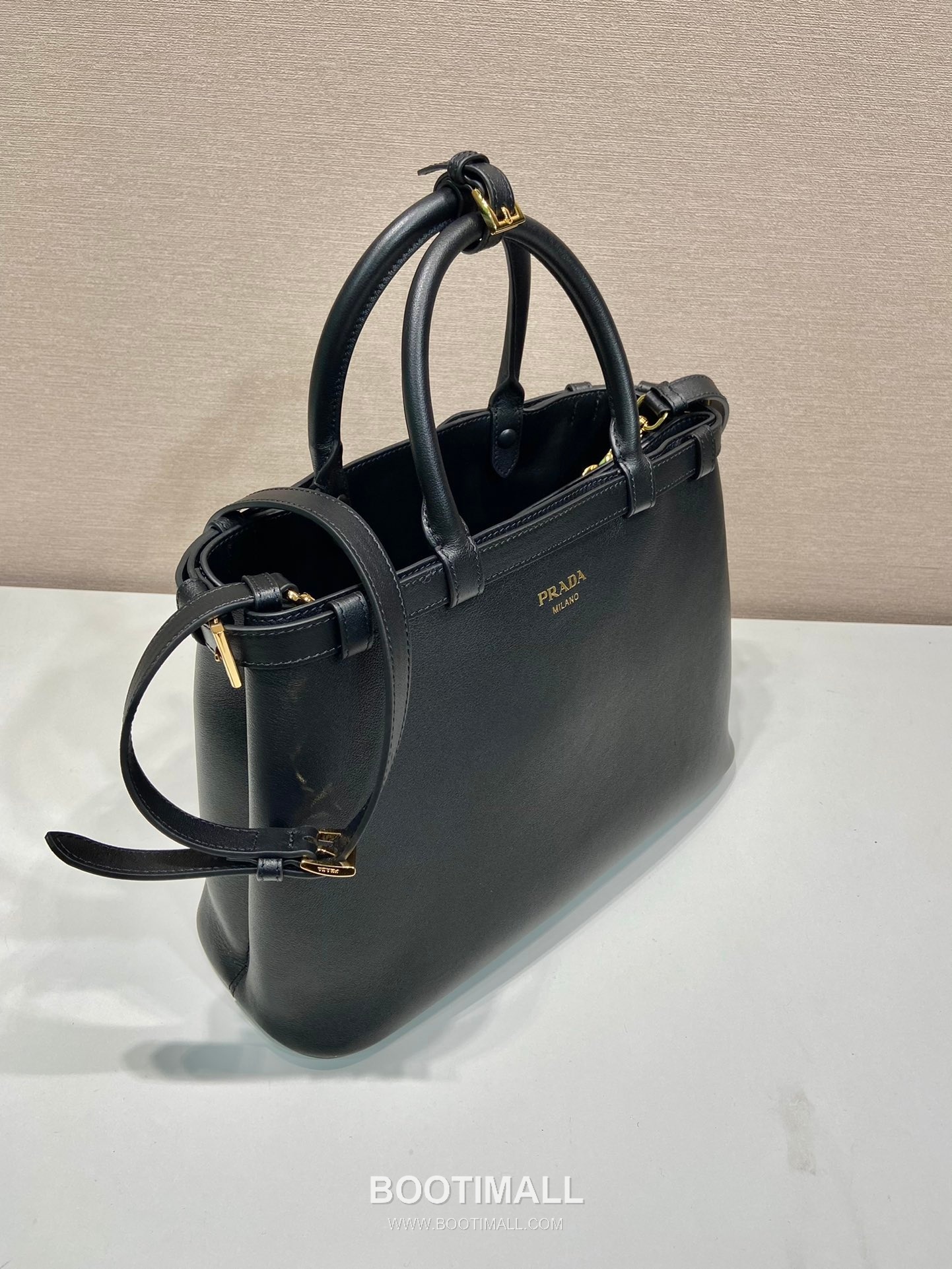 Prada Calfskin Leather Tote Bag with Triple Compartment and Adjustable Strap 프라다 카프스킨 가죽 트리플 컴파트먼트 스트랩 토트백 1BA417 35cm 3