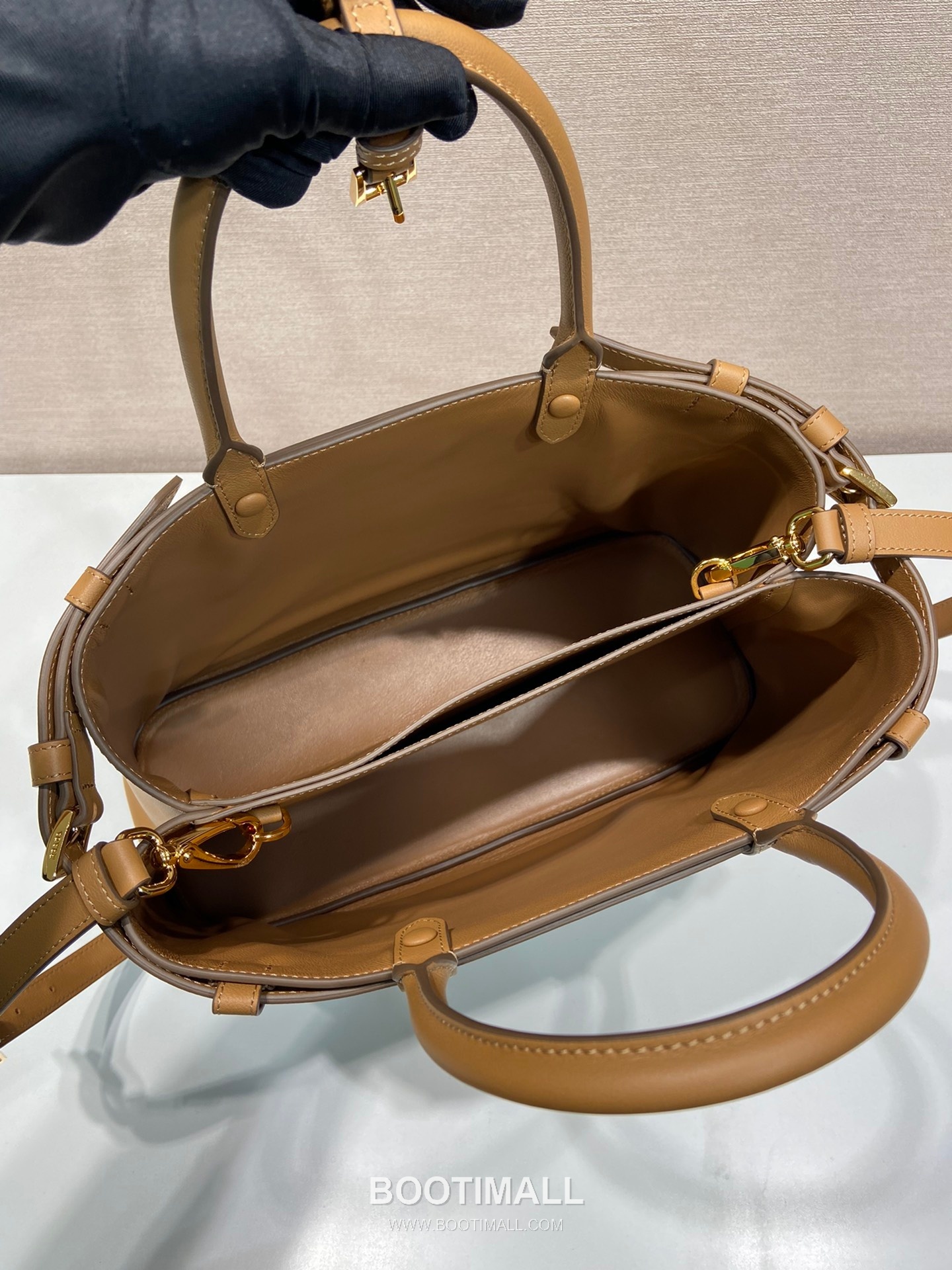 Prada Calfskin Leather Tote Bag with Triple Compartment and Adjustable Strap 프라다 카프스킨 가죽 트리플 컴파트먼트 스트랩 토트백 1BA417 35cm 6