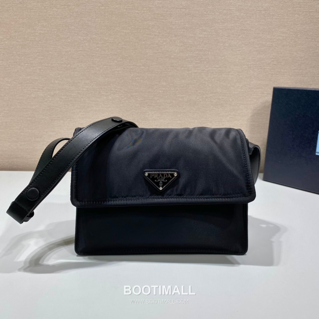 Prada Nylon Messenger Bag with Leather Strap and Back Pocket Detail 프라다 나일론 레더 스트랩 백포켓 메신저백 1BD258 23.5cm 1