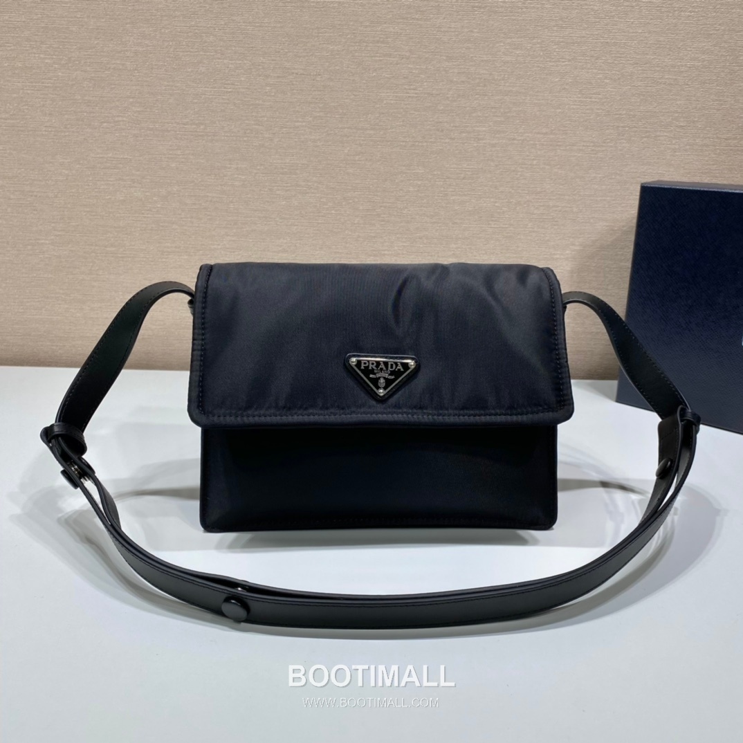 Prada Nylon Messenger Bag with Leather Strap and Back Pocket Detail 프라다 나일론 레더 스트랩 백포켓 메신저백 1BD258 23.5cm 2