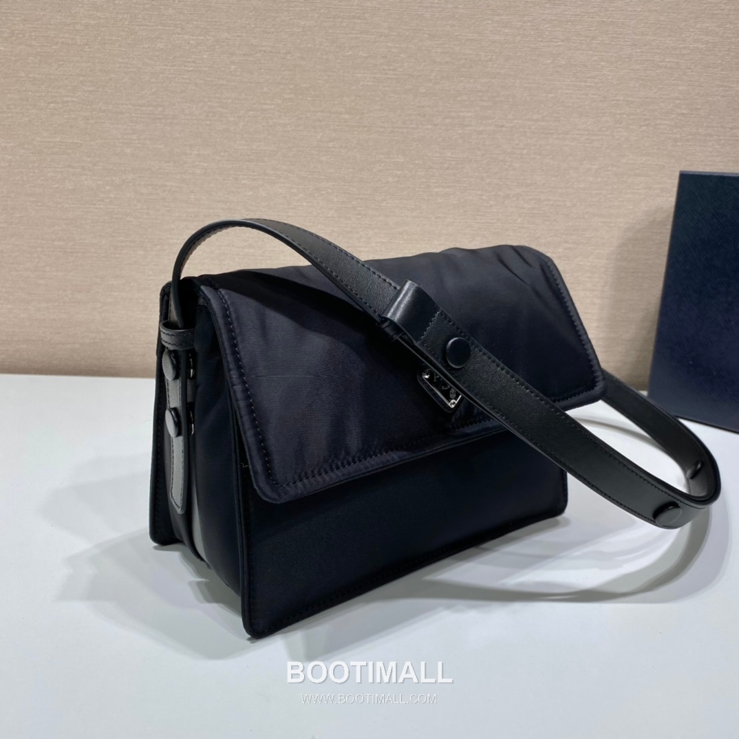 Prada Nylon Messenger Bag with Leather Strap and Back Pocket Detail 프라다 나일론 레더 스트랩 백포켓 메신저백 1BD258 23.5cm 3