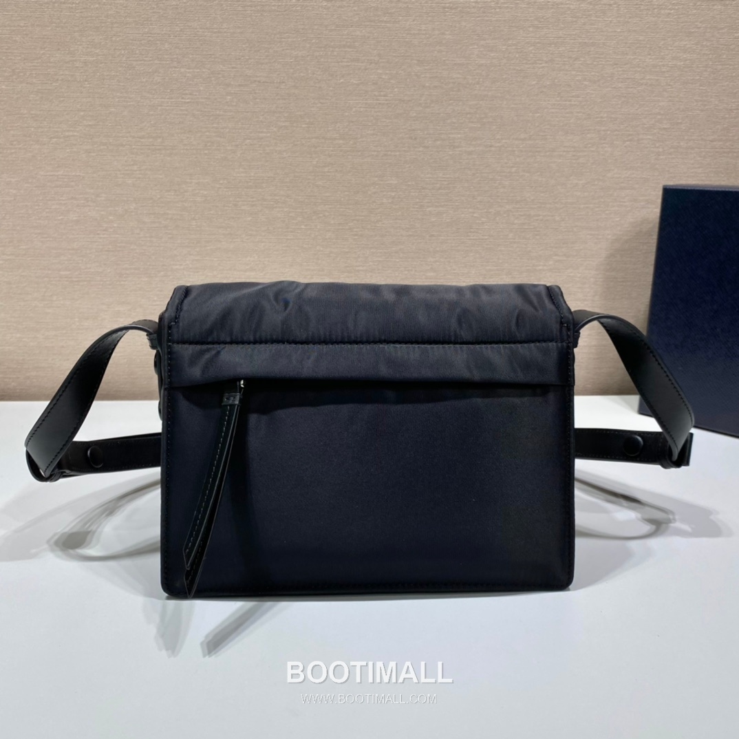 Prada Nylon Messenger Bag with Leather Strap and Back Pocket Detail 프라다 나일론 레더 스트랩 백포켓 메신저백 1BD258 23.5cm 4