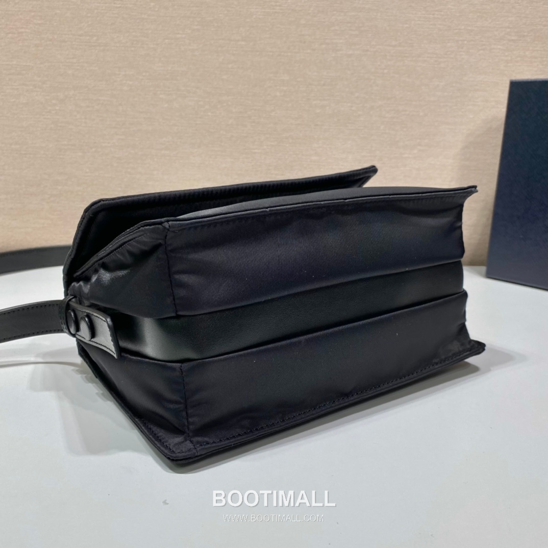 Prada Nylon Messenger Bag with Leather Strap and Back Pocket Detail 프라다 나일론 레더 스트랩 백포켓 메신저백 1BD258 23.5cm 5