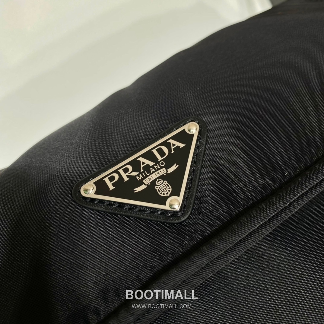 Prada Nylon Messenger Bag with Leather Strap and Back Pocket Detail 프라다 나일론 레더 스트랩 백포켓 메신저백 1BD258 23.5cm 7