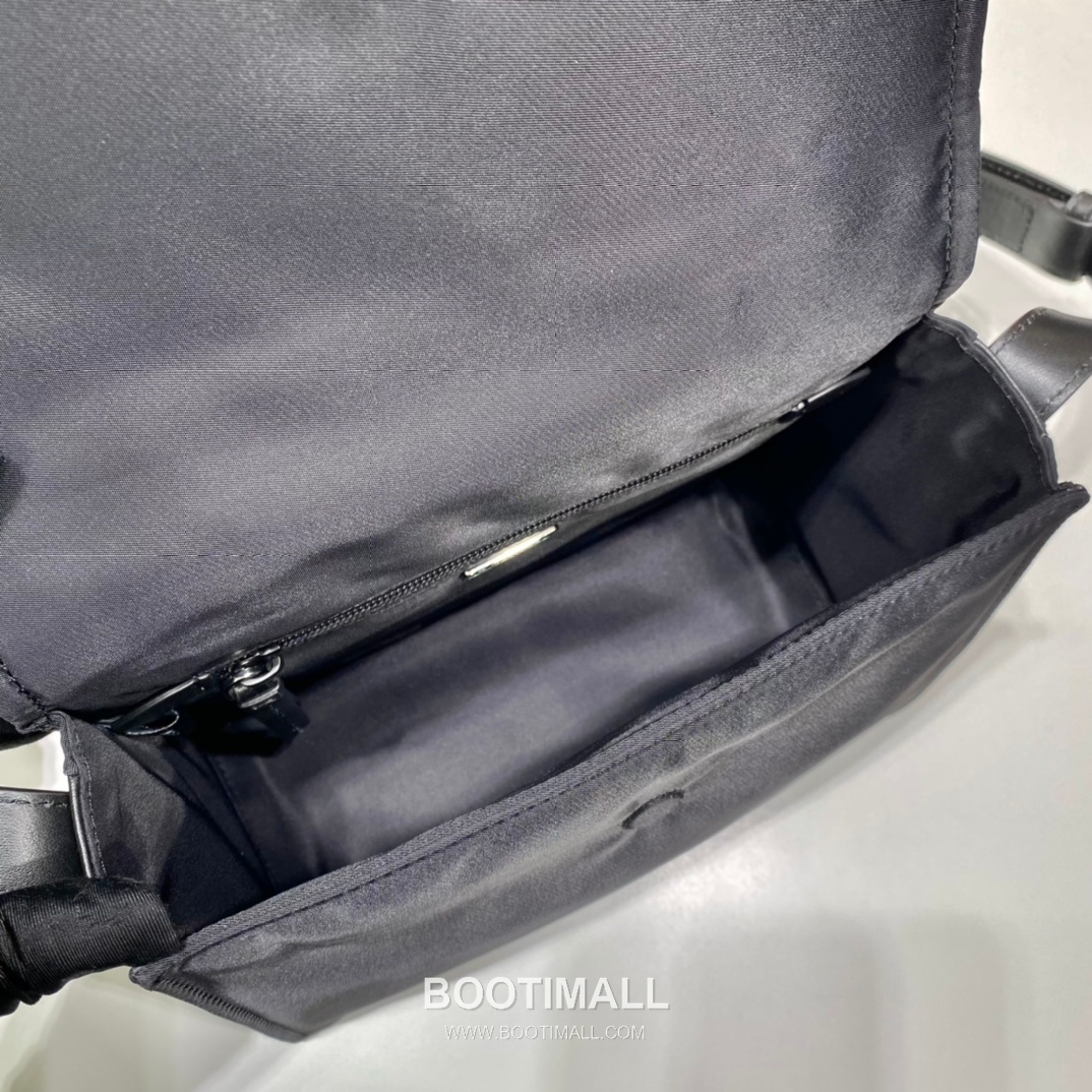 Prada Nylon Messenger Bag with Leather Strap and Back Pocket Detail 프라다 나일론 레더 스트랩 백포켓 메신저백 1BD258 23.5cm 8