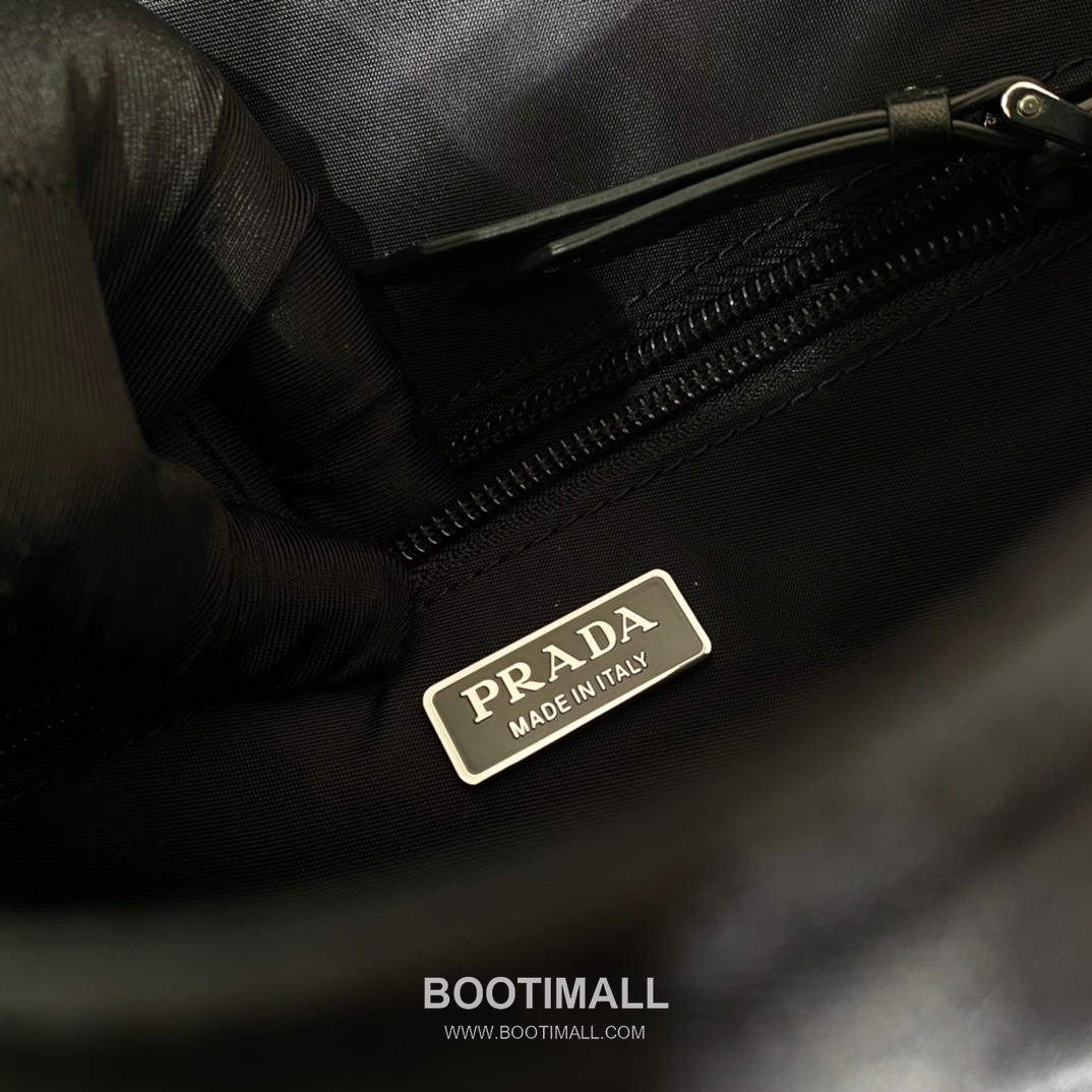 Prada Nylon Messenger Bag with Leather Strap and Back Pocket Detail 프라다 나일론 레더 스트랩 백포켓 메신저백 1BD258 23.5cm 9