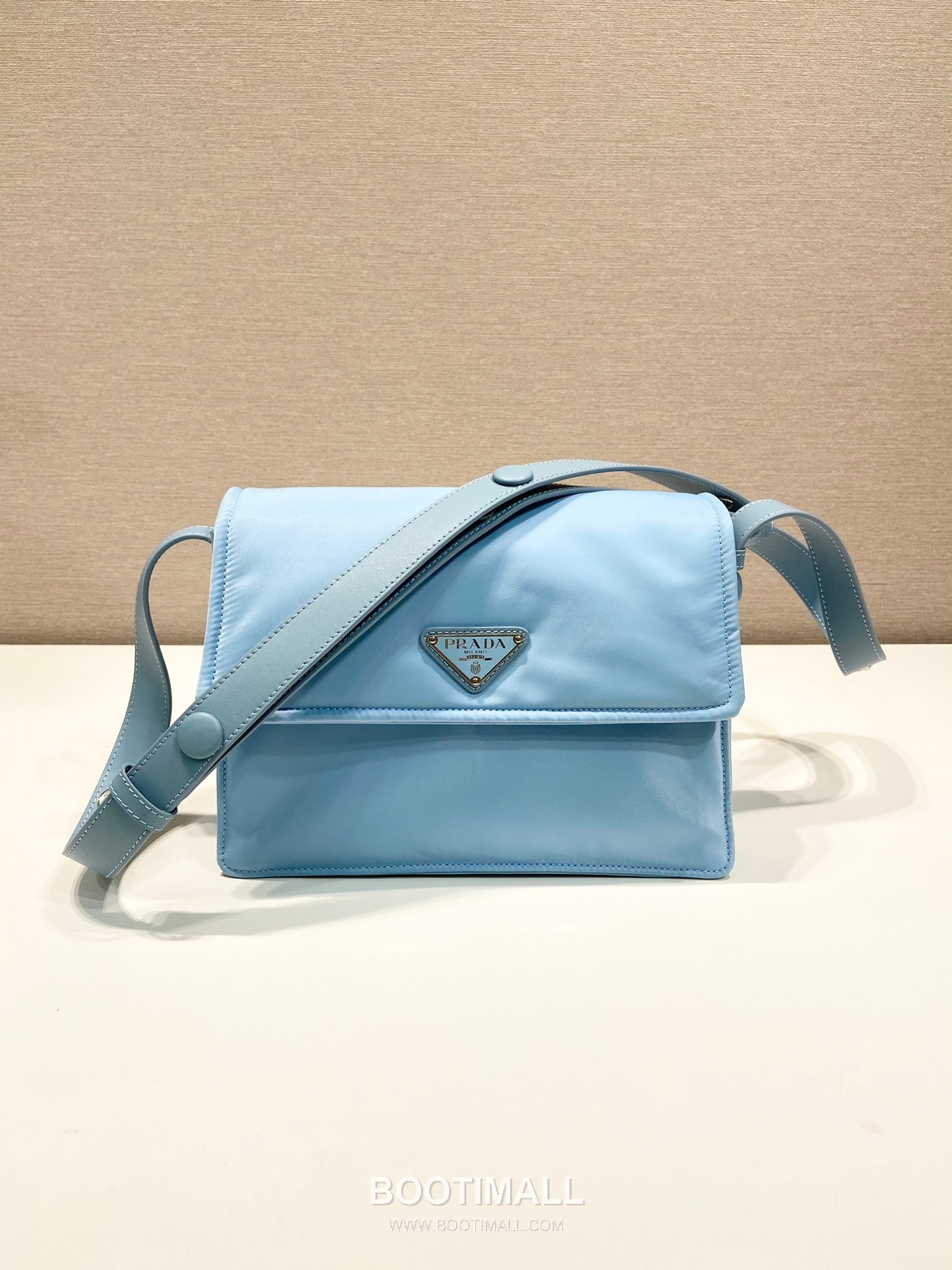 Prada Nylon Messenger Bag with Leather Strap and Back Pocket Detail 프라다 나일론 레더 스트랩 백포켓 메신저백 1BD258 23.5cm 1